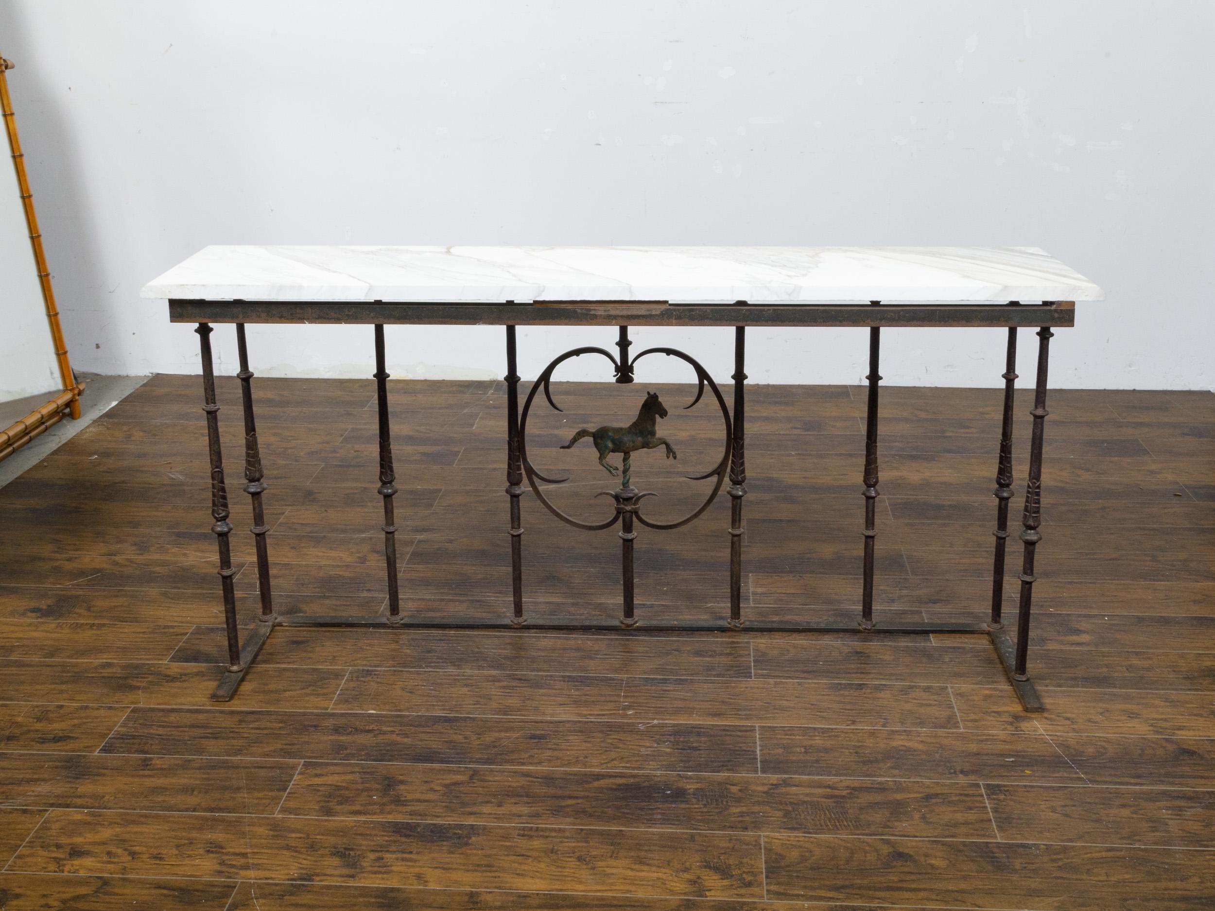 XIXe siècle Table console anglaise du 19ème siècle avec plateau en marbre blanc et cheval en bronze en vente