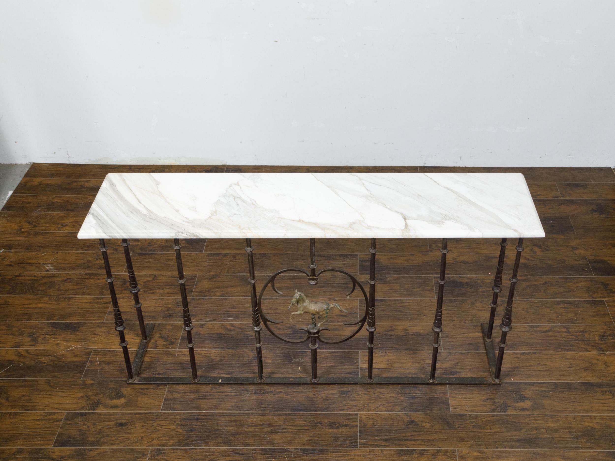 Table console anglaise du 19ème siècle avec plateau en marbre blanc et cheval en bronze en vente 3