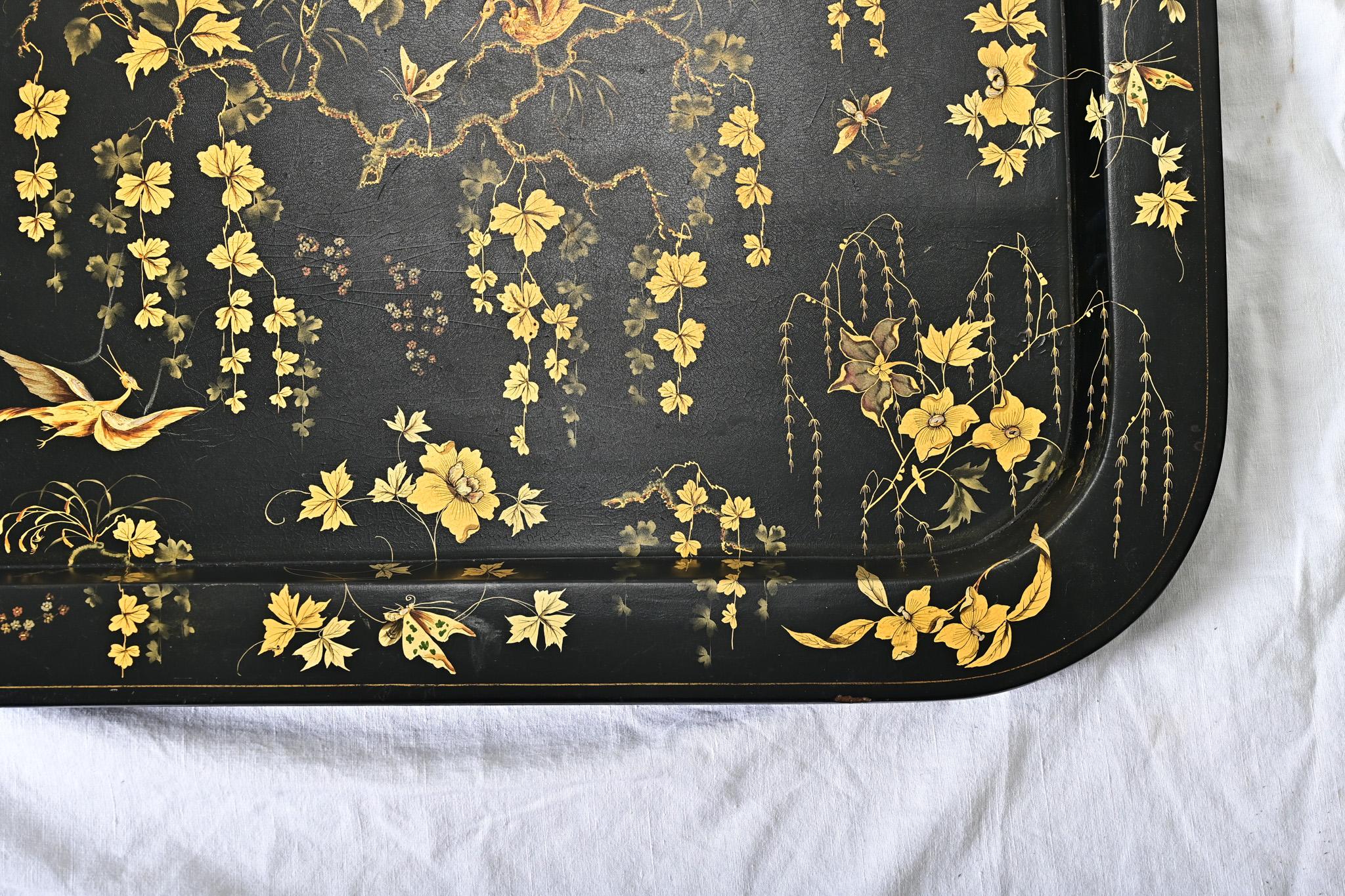 English 19th Century Japanned Lacquer Tray (Handbemalt) im Angebot