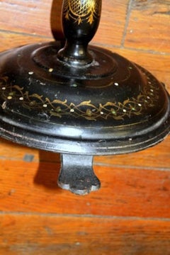 Mesa inglesa de papel maché pintado y con incrustaciones del siglo XIX Jennens and Bettridge