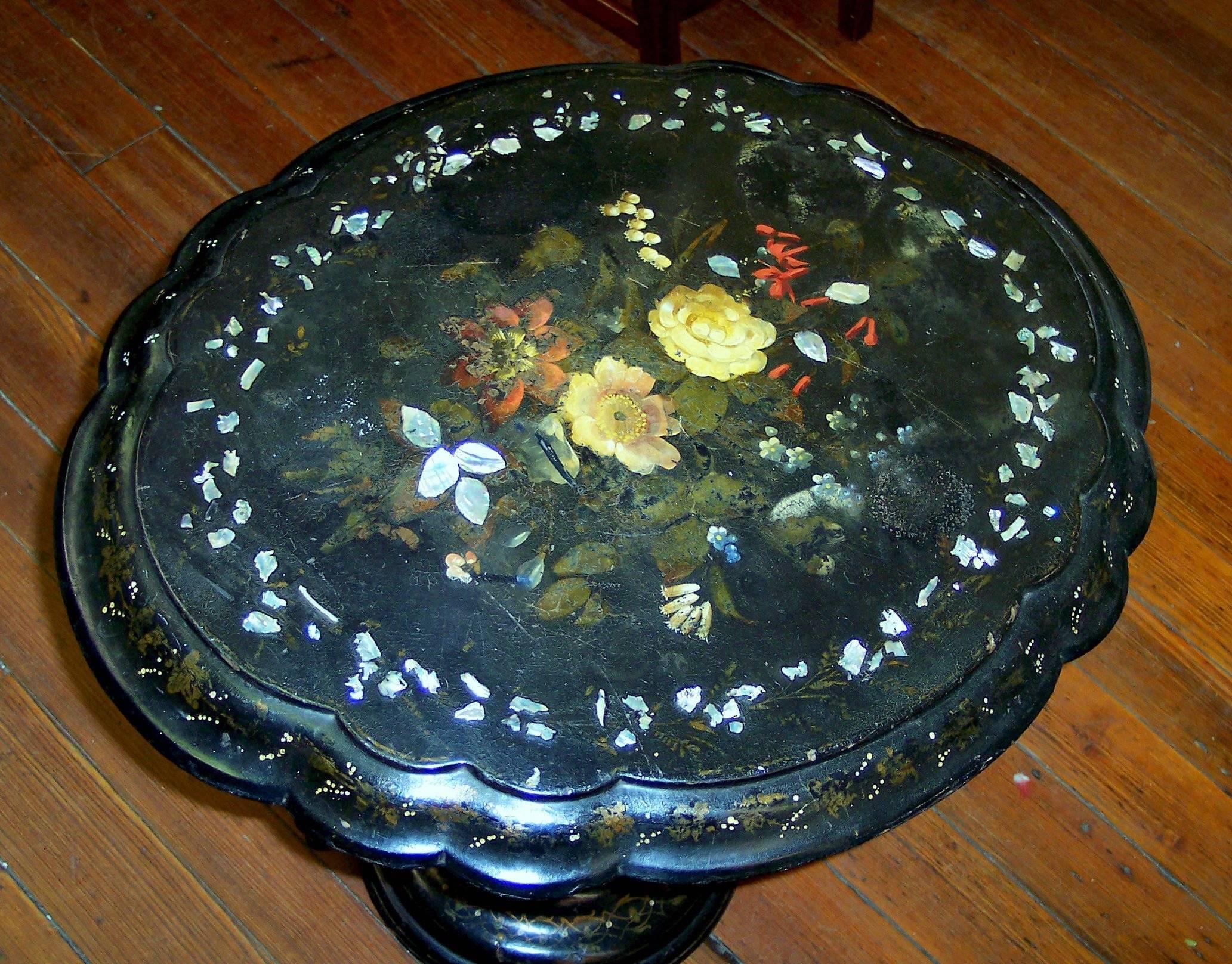 Victorien Table anglaise du 19ème siècle Jennens & Bettridge incrustée et peinte en papier mâché en vente