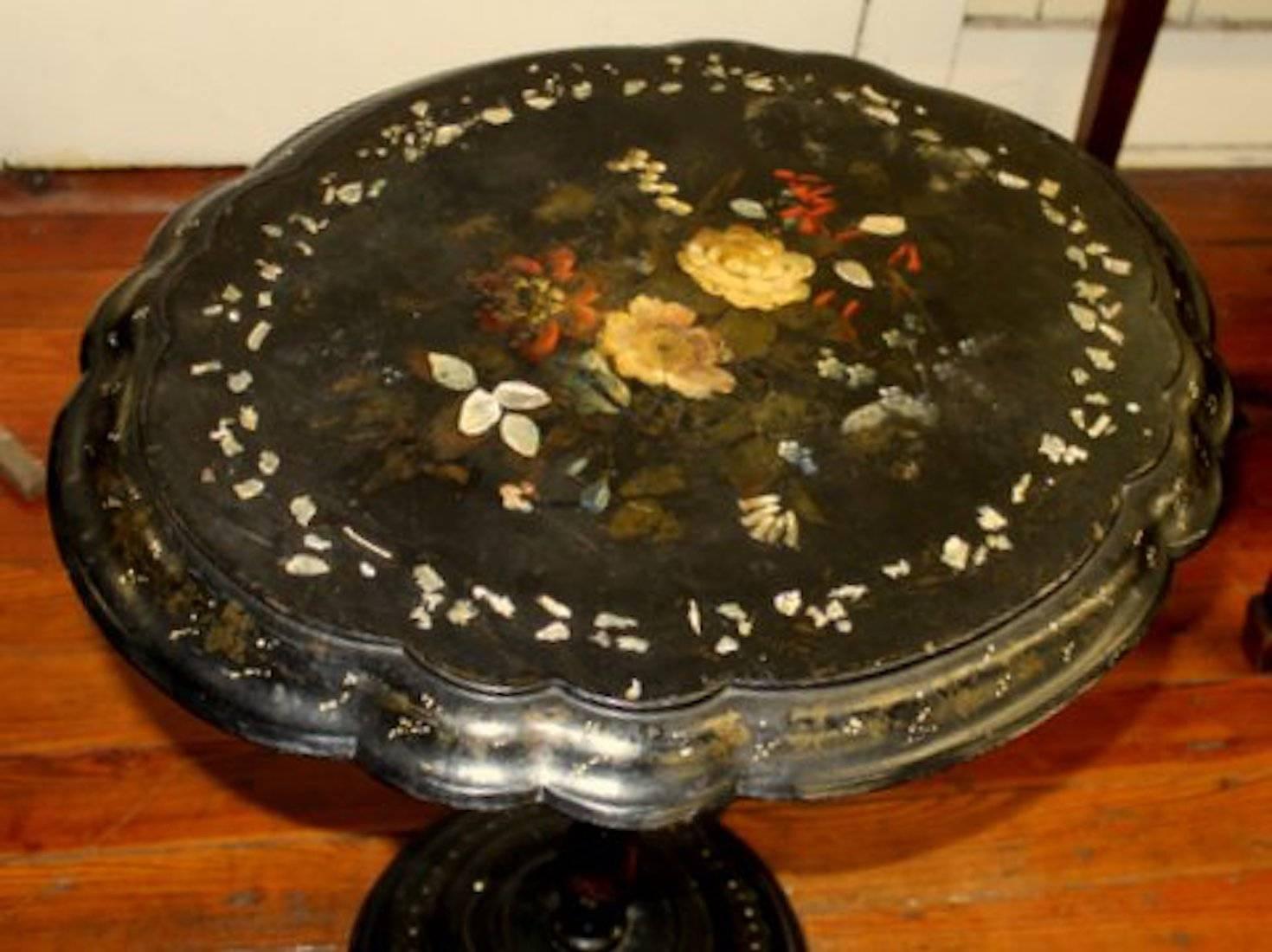 Englischer Mâché-Tisch mit Intarsien und Bemaltem Papier von Jennens & Bettridge aus dem 19. Jahrhundert im Zustand „Gut“ im Angebot in Charleston, SC