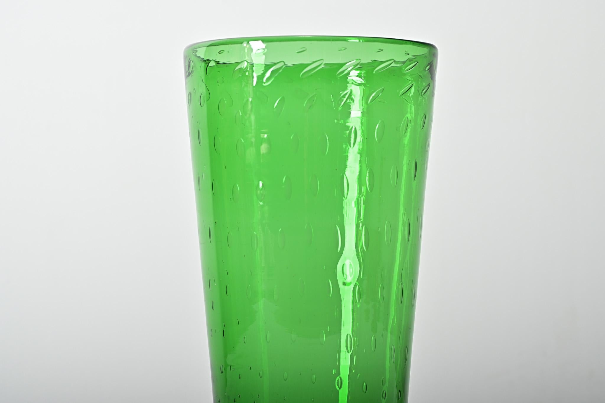 English 19th Century Large Green Glass Vase In Good Condition For Sale In Baton Rouge, LA