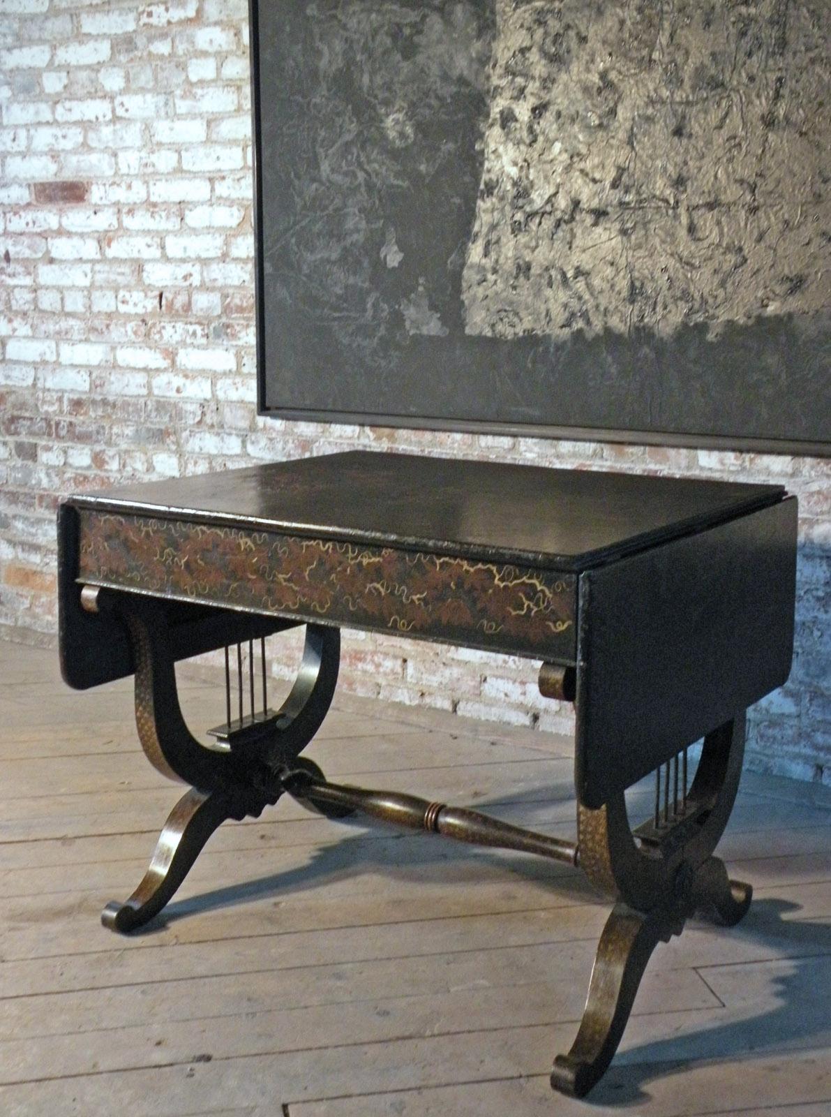 Laque Table de canapé Regency anglaise du 19ème siècle avec décoration de chinoiserie noire en vente