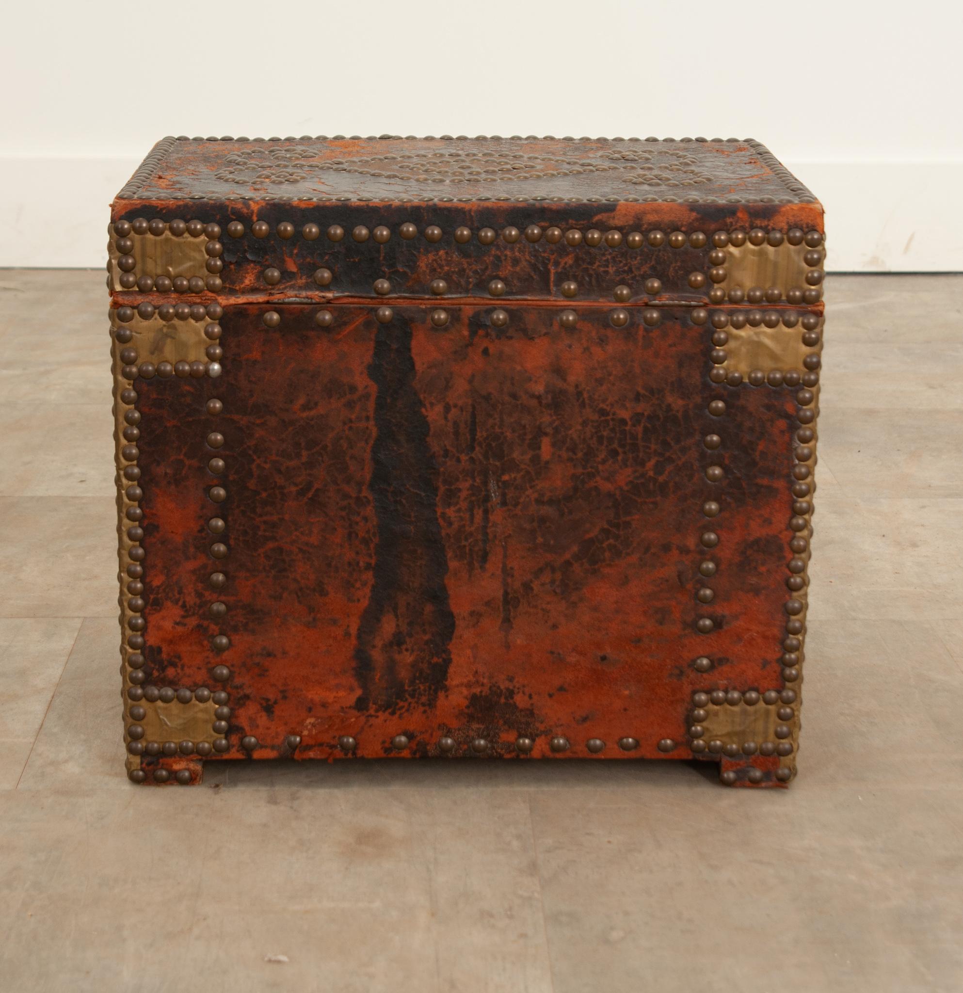 English 19th Century Leather Trunk For Sale 4