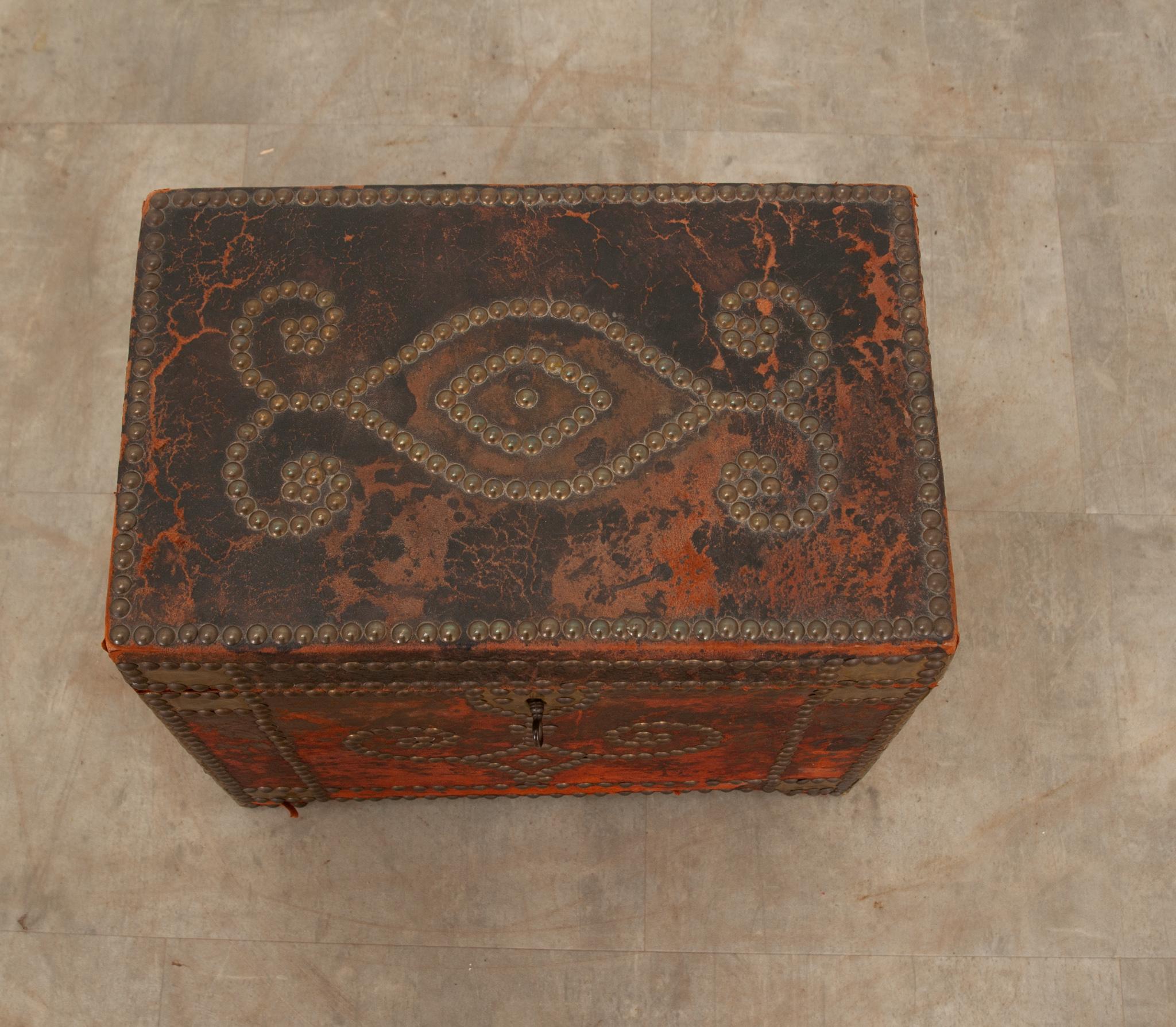 Chinese Export English 19th Century Leather Trunk For Sale
