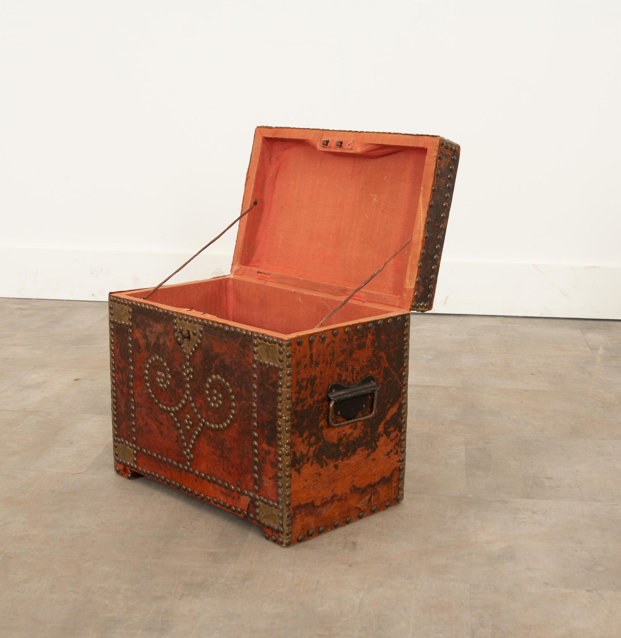 Metal English 19th Century Leather Trunk For Sale