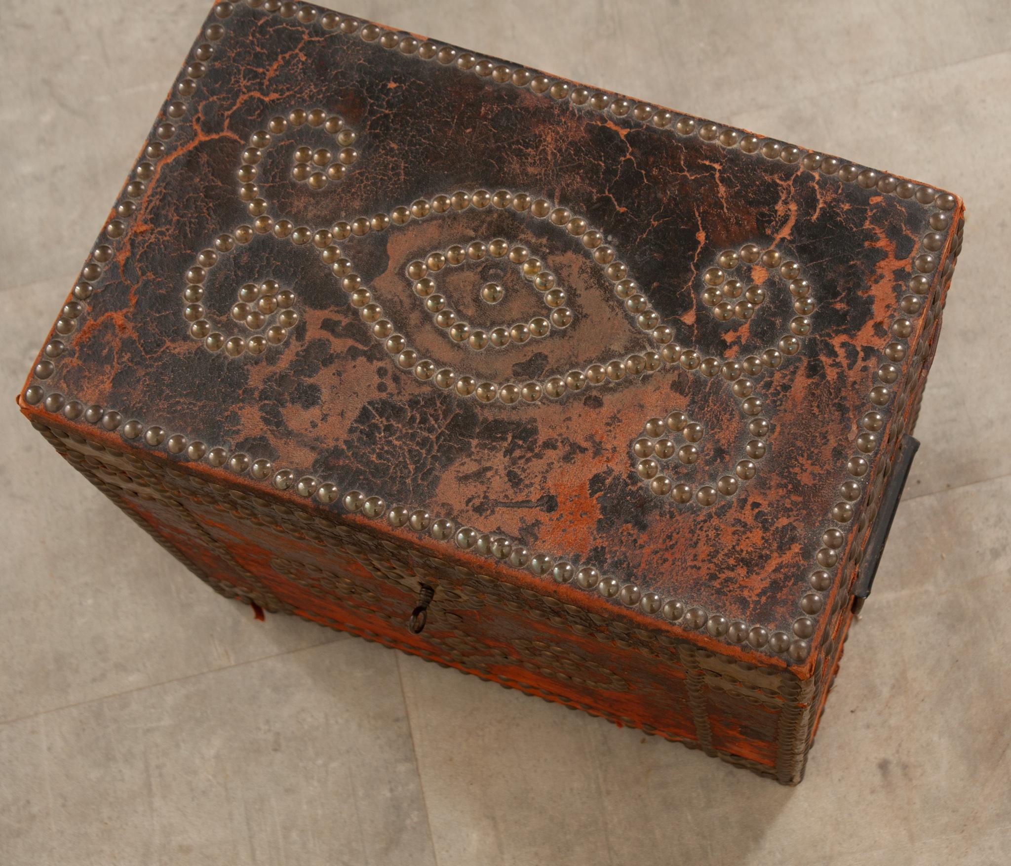 English 19th Century Leather Trunk For Sale 1