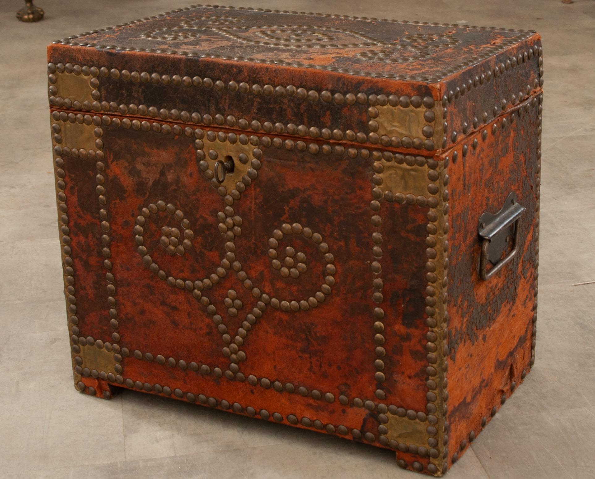 English 19th Century Leather Trunk For Sale 2