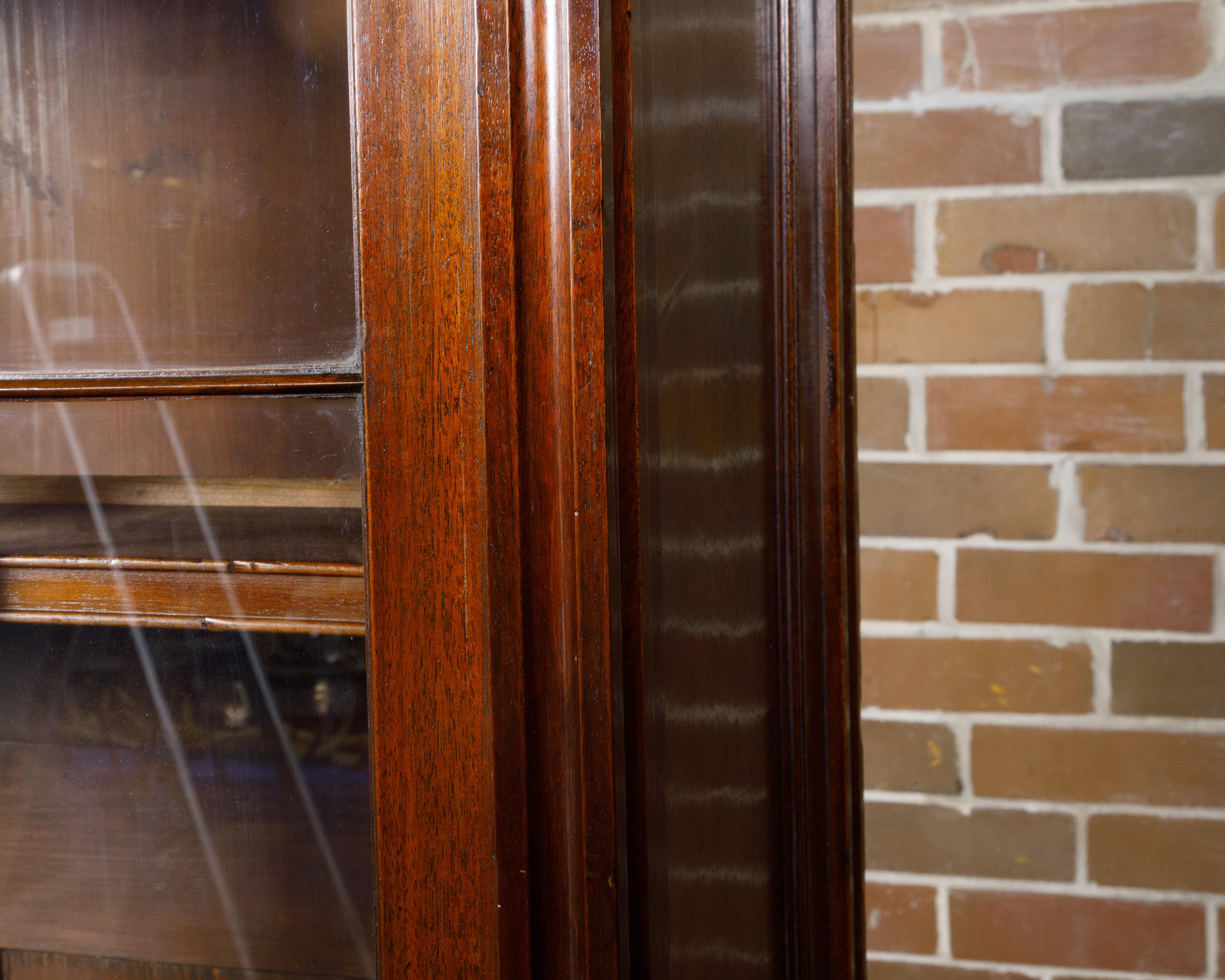 English 19th Century Mahogany Bookcase with Glass Doors and Carved Rosettes For Sale 10