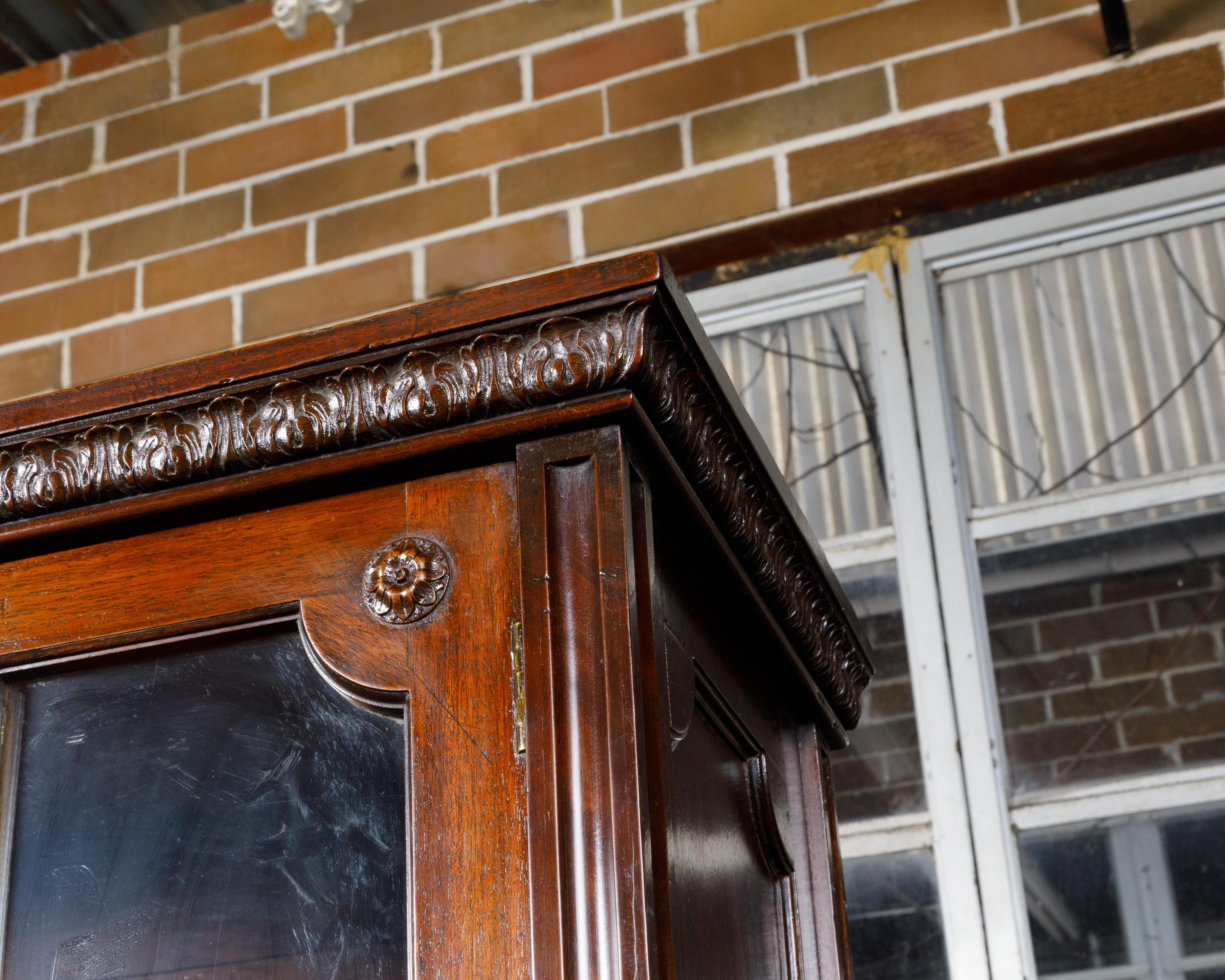English 19th Century Mahogany Bookcase with Glass Doors and Carved Rosettes For Sale 11