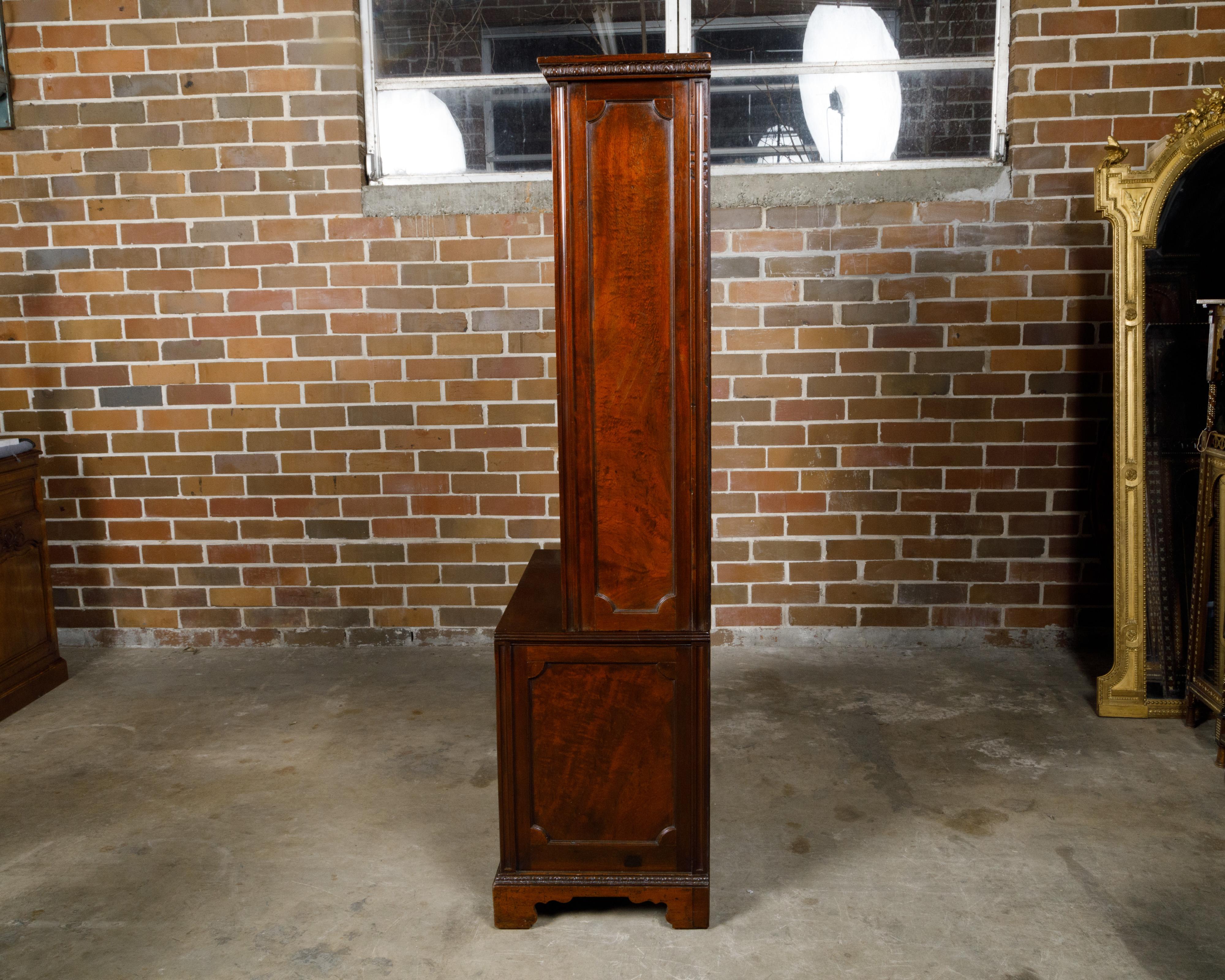 English 19th Century Mahogany Bookcase with Glass Doors and Carved Rosettes For Sale 2