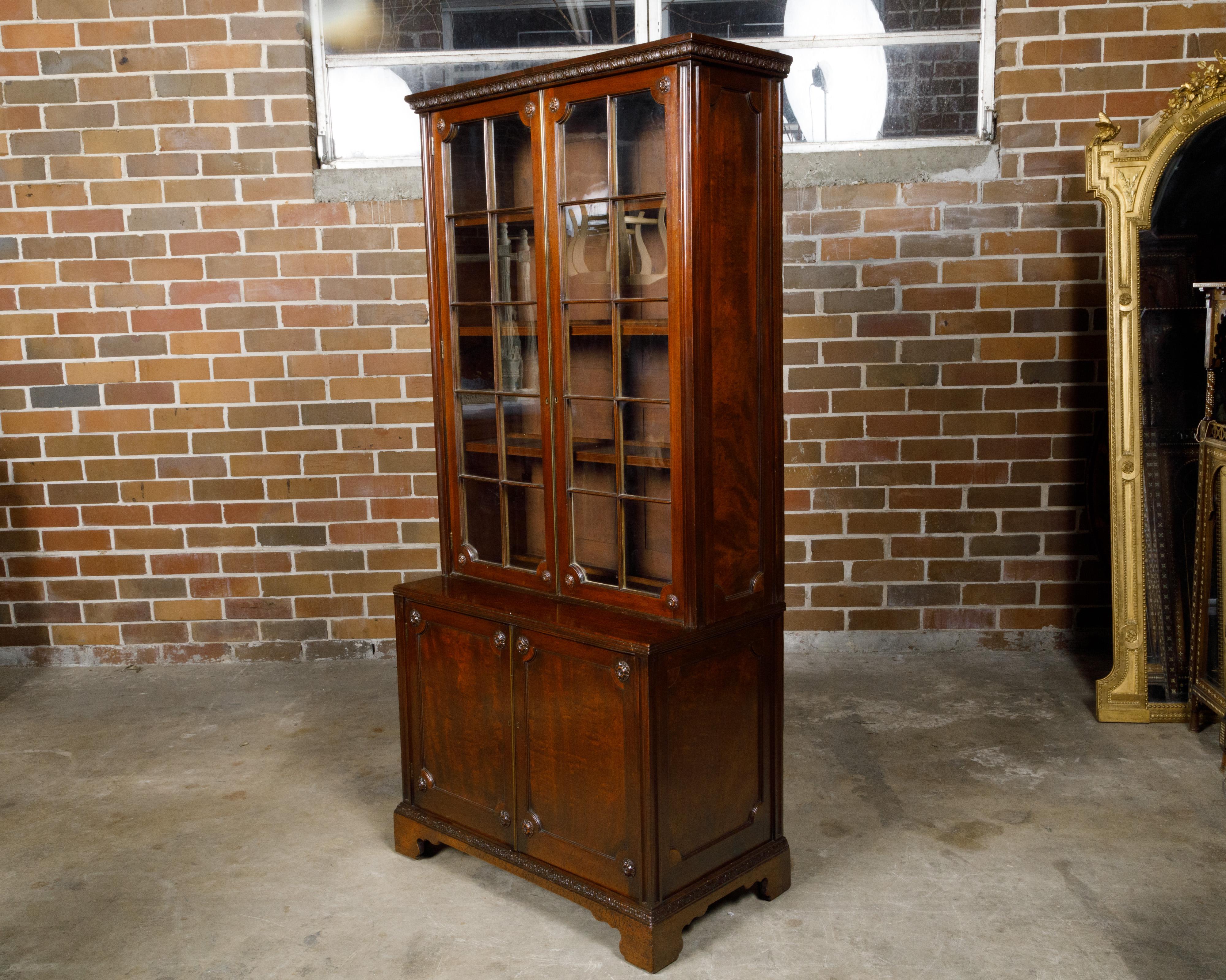 English 19th Century Mahogany Bookcase with Glass Doors and Carved Rosettes For Sale 3