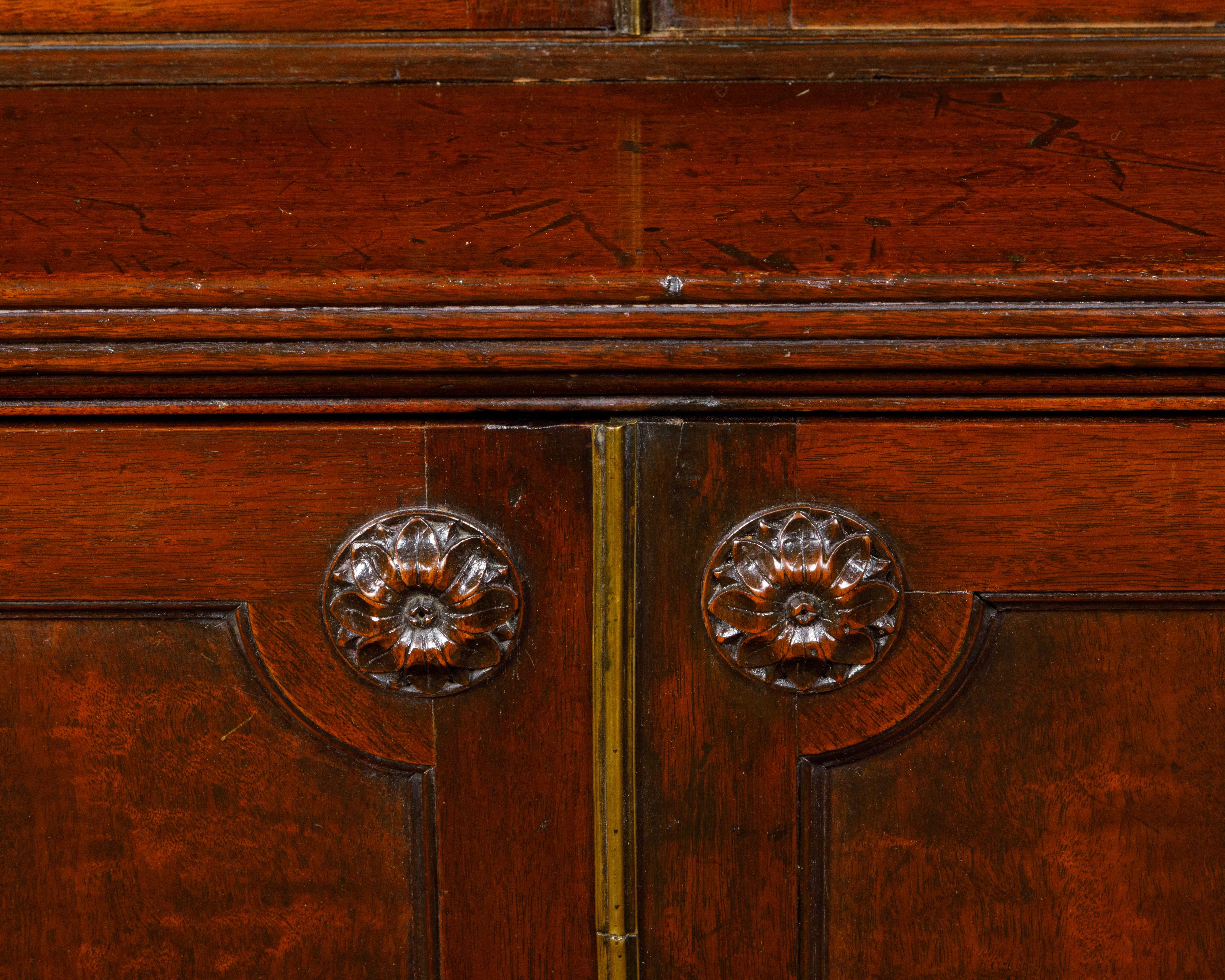 English 19th Century Mahogany Bookcase with Glass Doors and Carved Rosettes For Sale 4