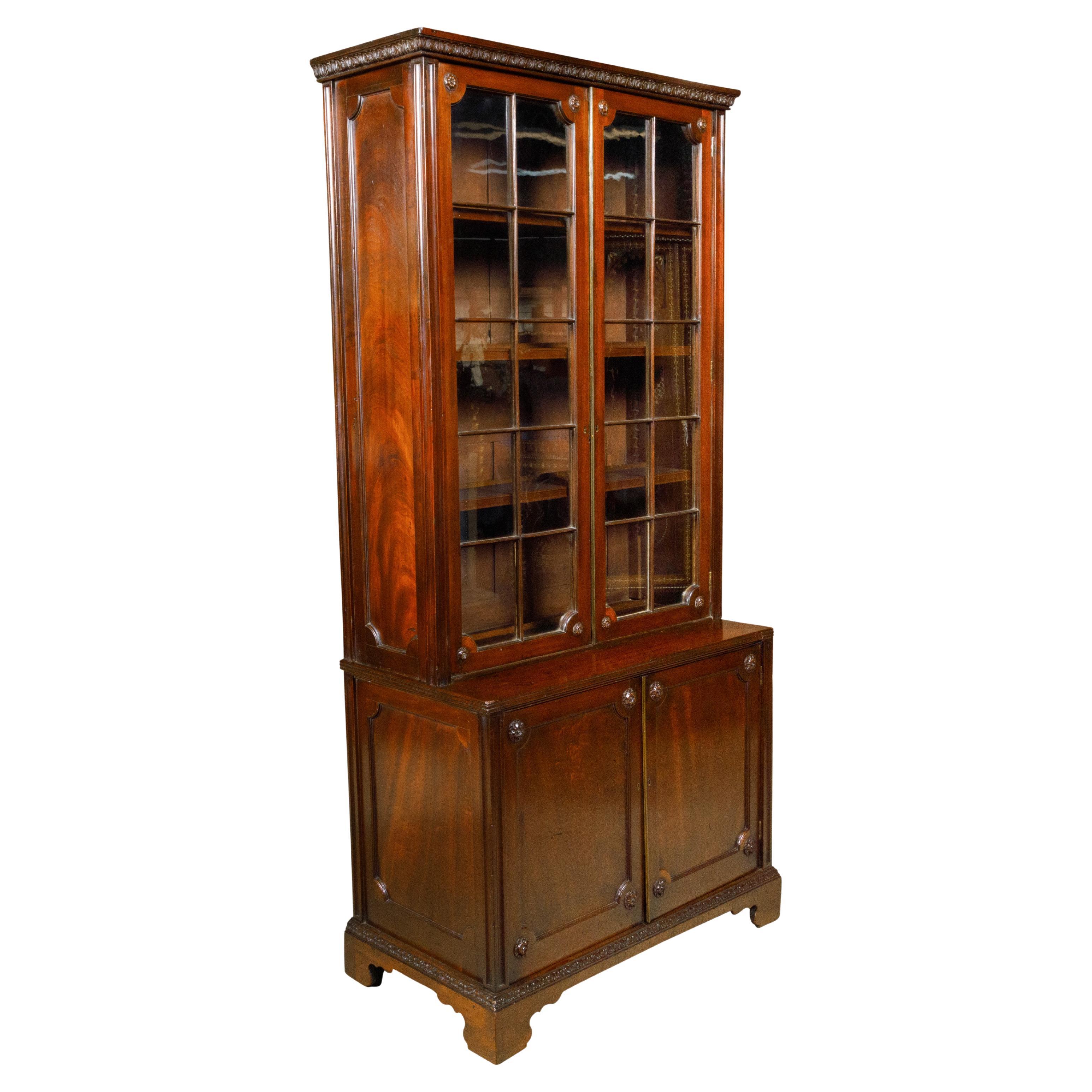 Librería inglesa de caoba del siglo XIX con puertas de cristal y rosetones tallados