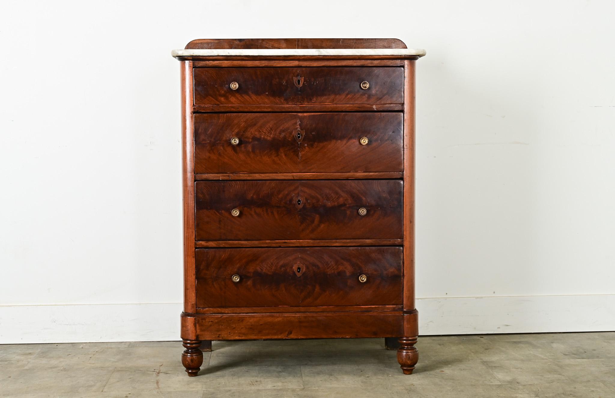 Cassettone a quattro cassetti dell'Inghilterra del XIX secolo, circa 1850, in mogano e marmo. La lastra di marmo bianco rimovibile che costituisce la superficie superiore mostra meravigliose nuvole di venature grigie sotto una patina delicatamente