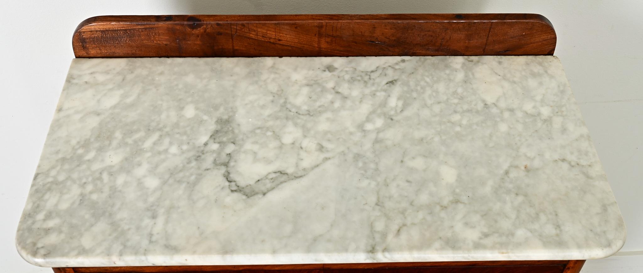 Inglese Cassapanca inglese del XIX secolo in mogano con piano in marmo in vendita