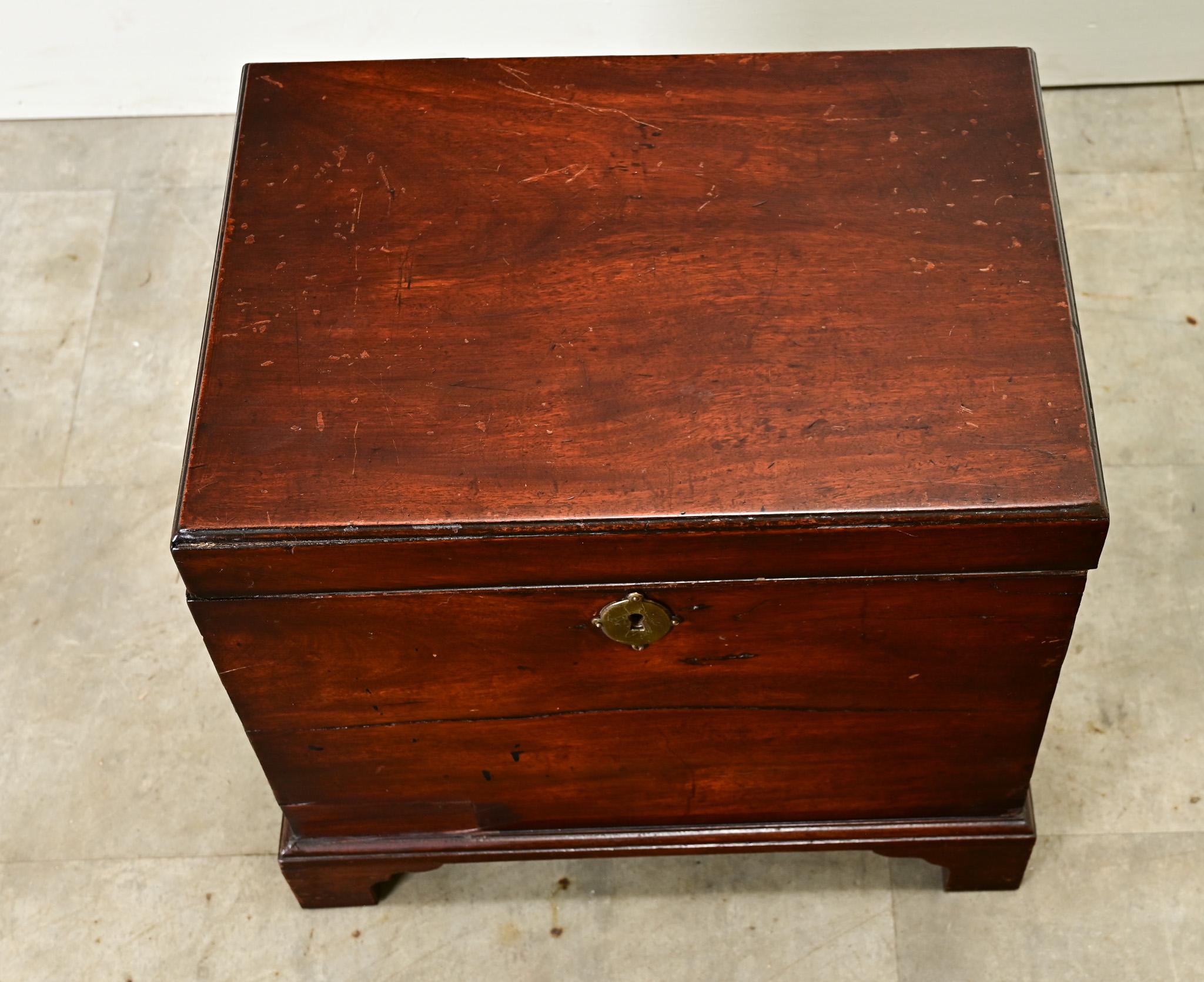 Hand-Carved English 19th Century Mahogany Decanter Box For Sale