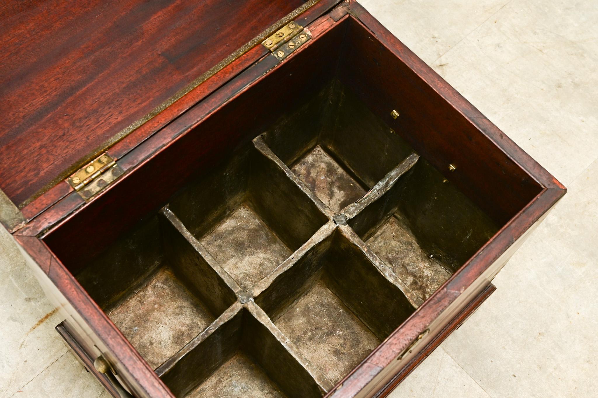 English 19th Century Mahogany Decanter Box In Good Condition In Baton Rouge, LA