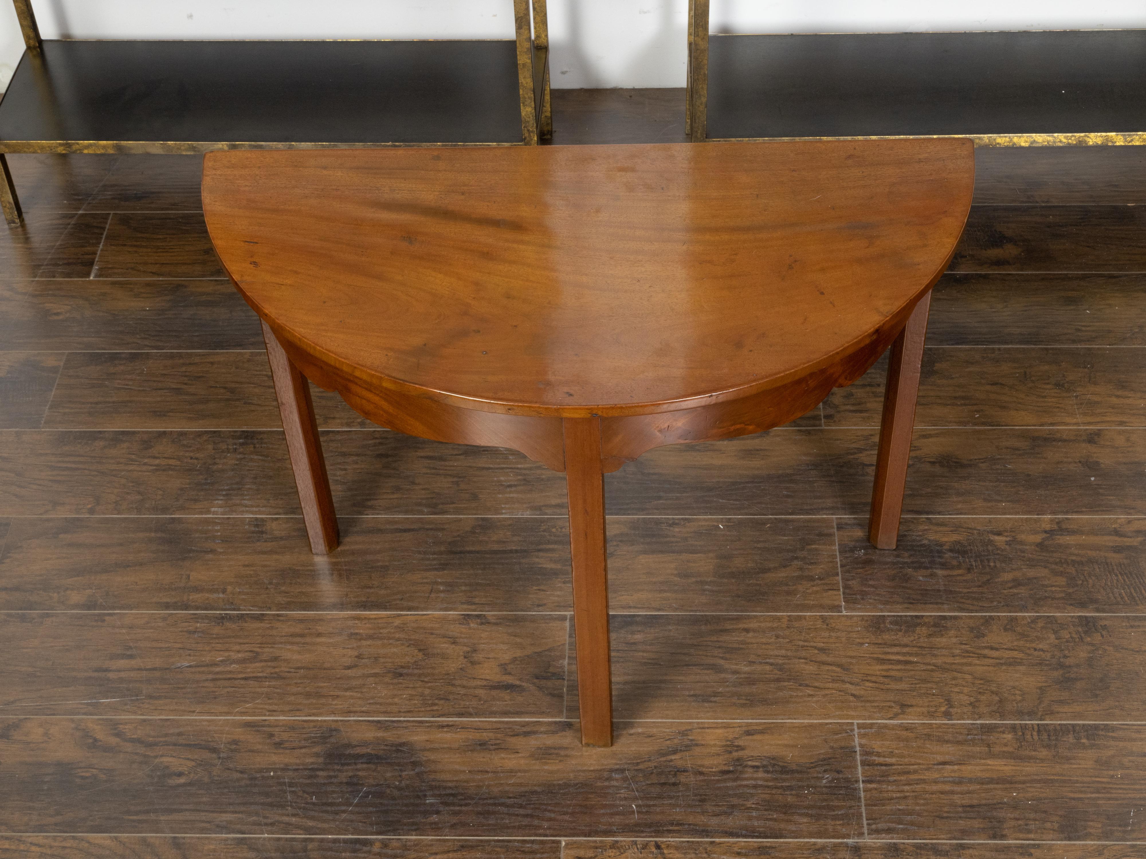Englischer Mahagoni-Demilune-Tisch aus dem 19. Jahrhundert mit geschnitzter Schürze und geraden Beinen im Angebot 4