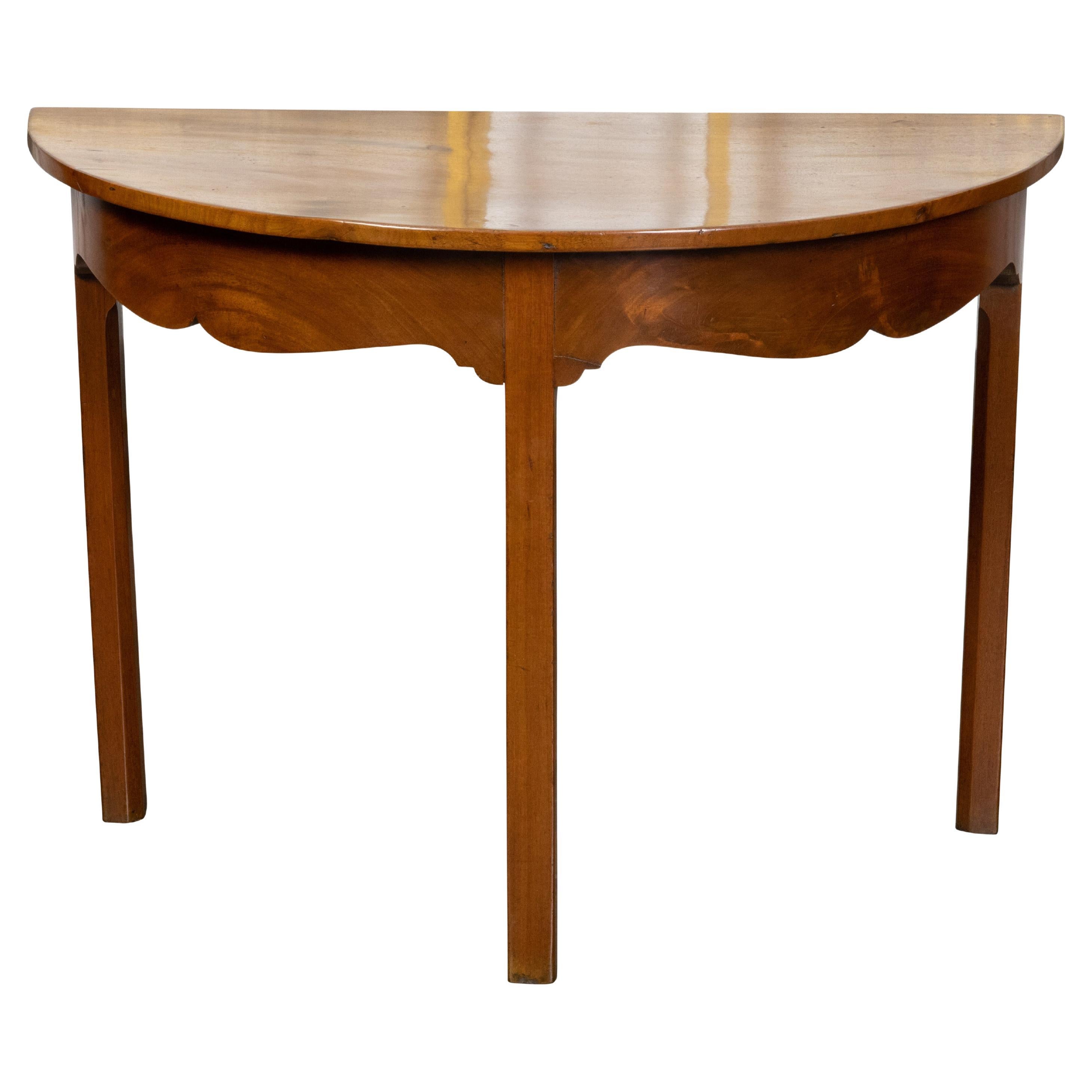 Englischer Mahagoni-Demilune-Tisch aus dem 19. Jahrhundert mit geschnitzter Schürze und geraden Beinen im Angebot