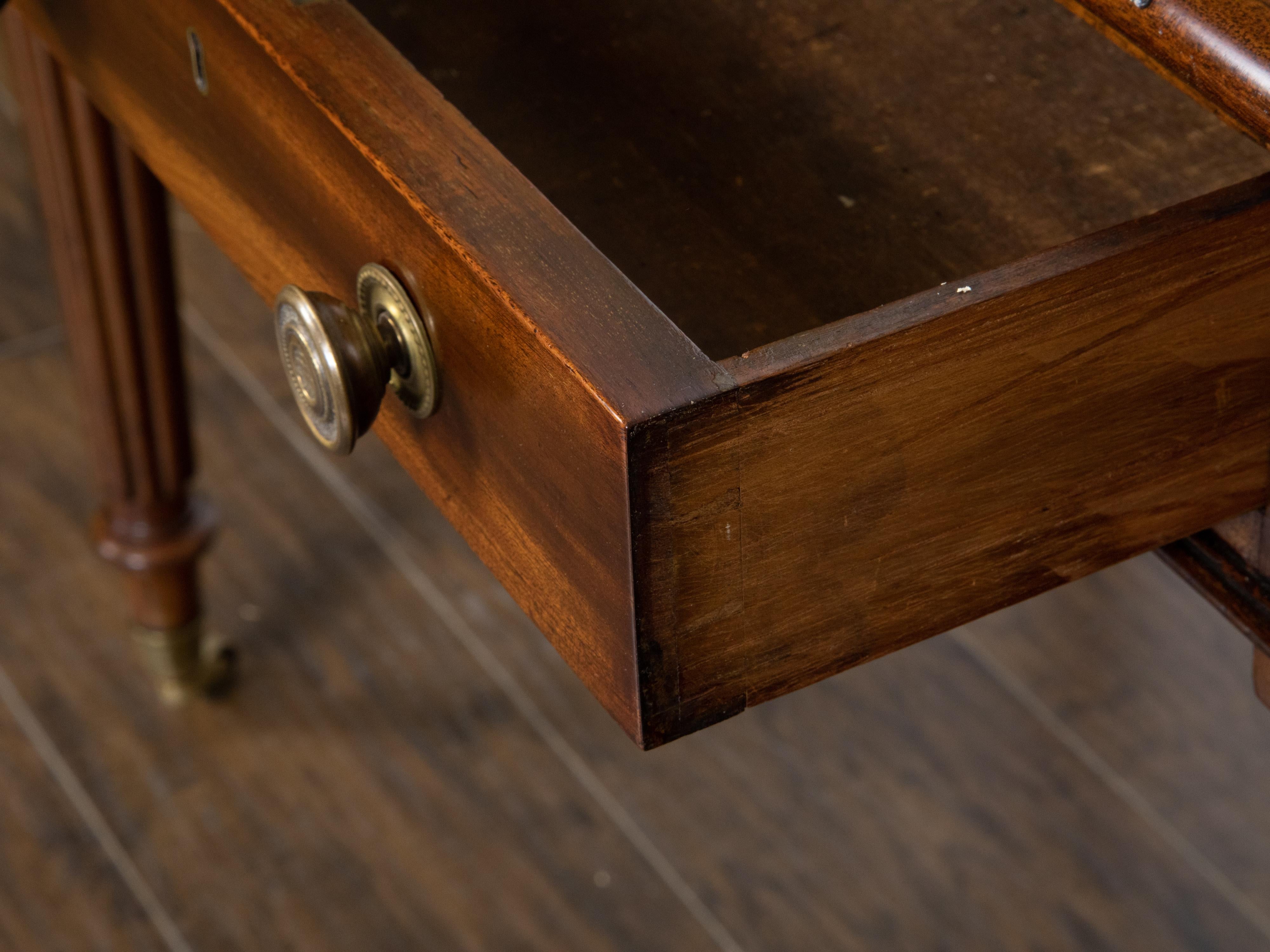 Englischer Mahagoni-Schreibtisch des 19. Jahrhunderts mit grüner Lederplatte und Schilfrohrbeinen im Angebot 5