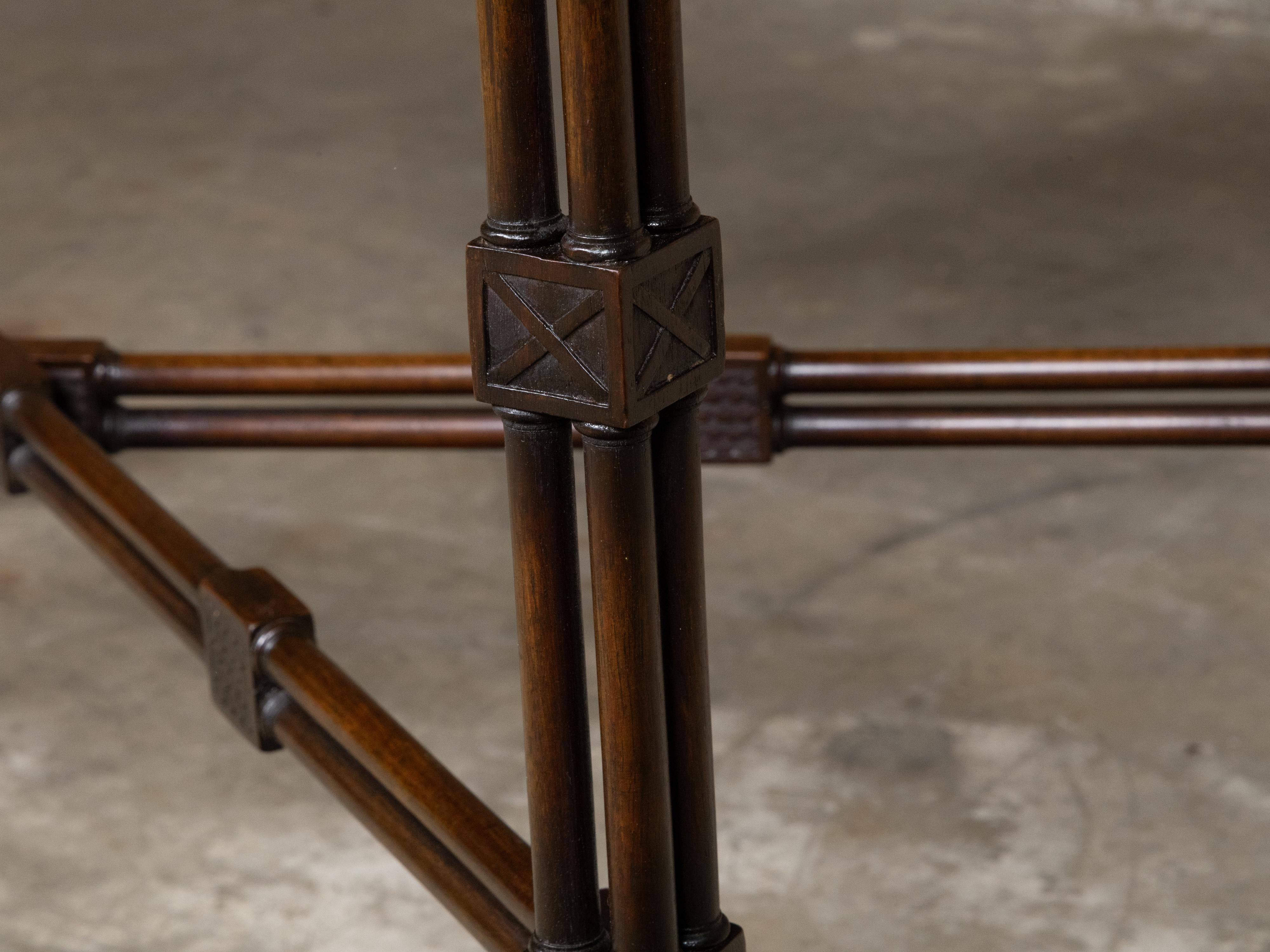 Table d'appoint anglaise du 19ème siècle en acajou et faux bambou avec plateau sculpté en vente 3