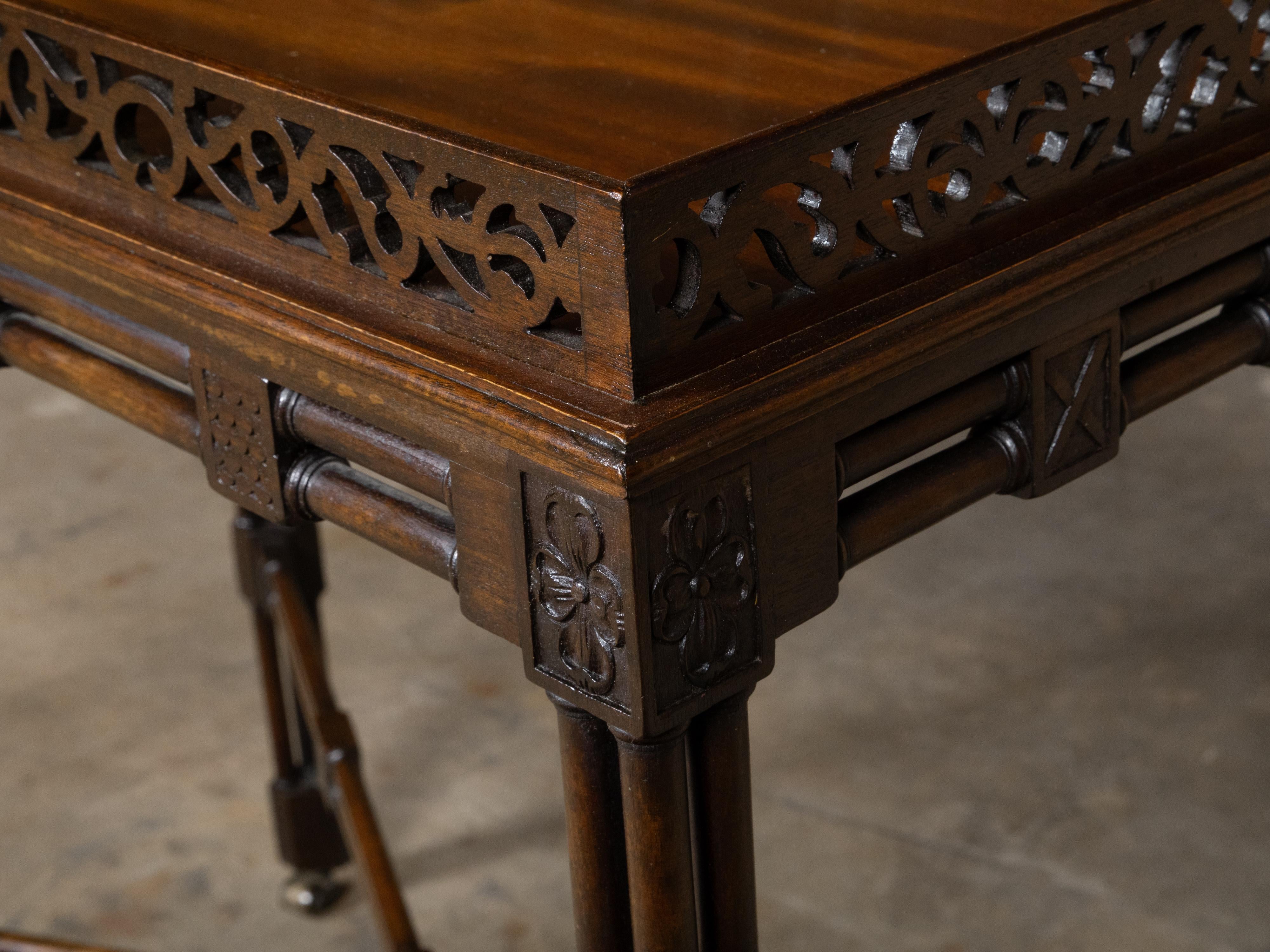 Table d'appoint anglaise du 19ème siècle en acajou et faux bambou avec plateau sculpté en vente 4