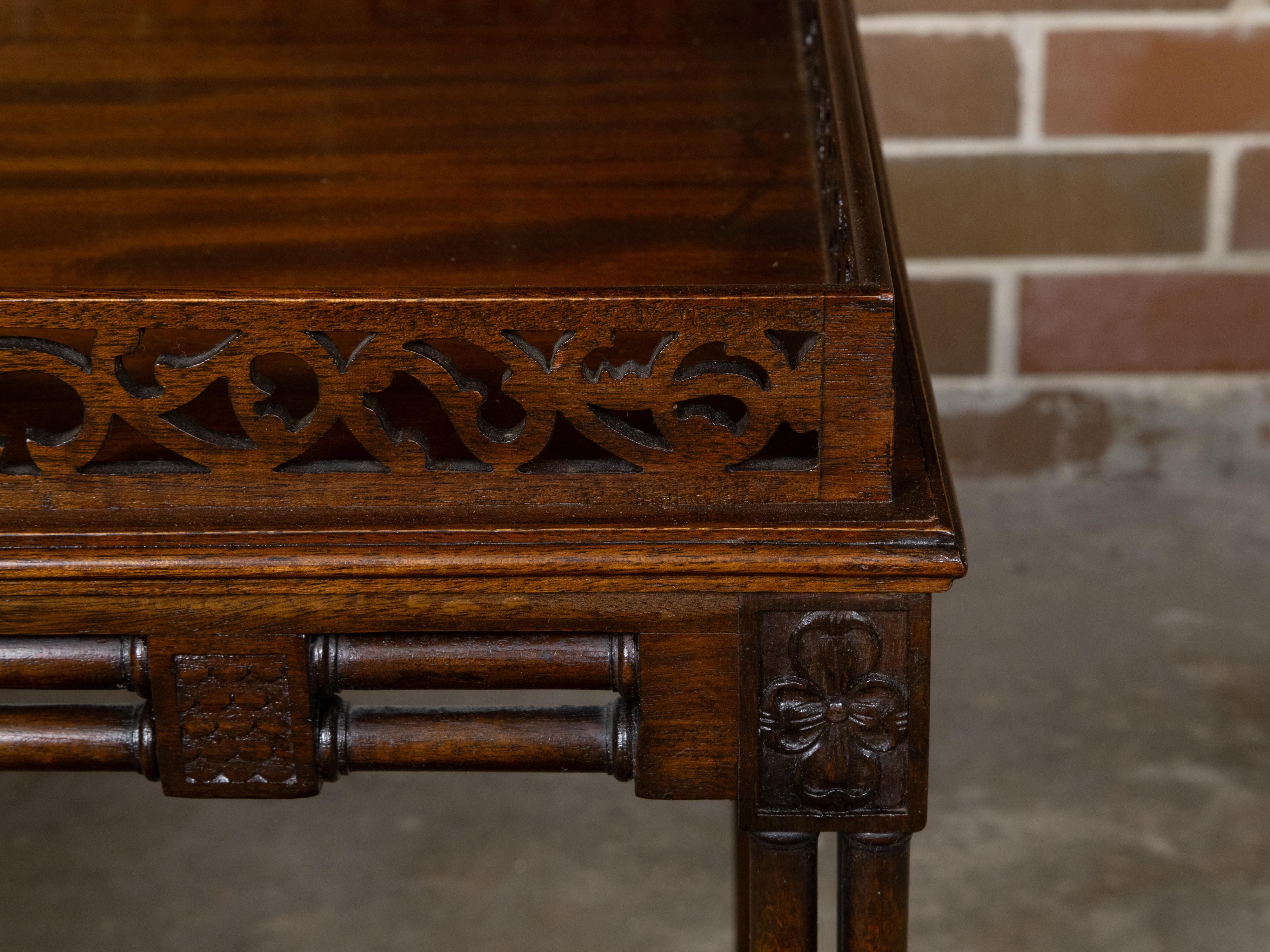 Table d'appoint anglaise du 19ème siècle en acajou et faux bambou avec plateau sculpté en vente 5