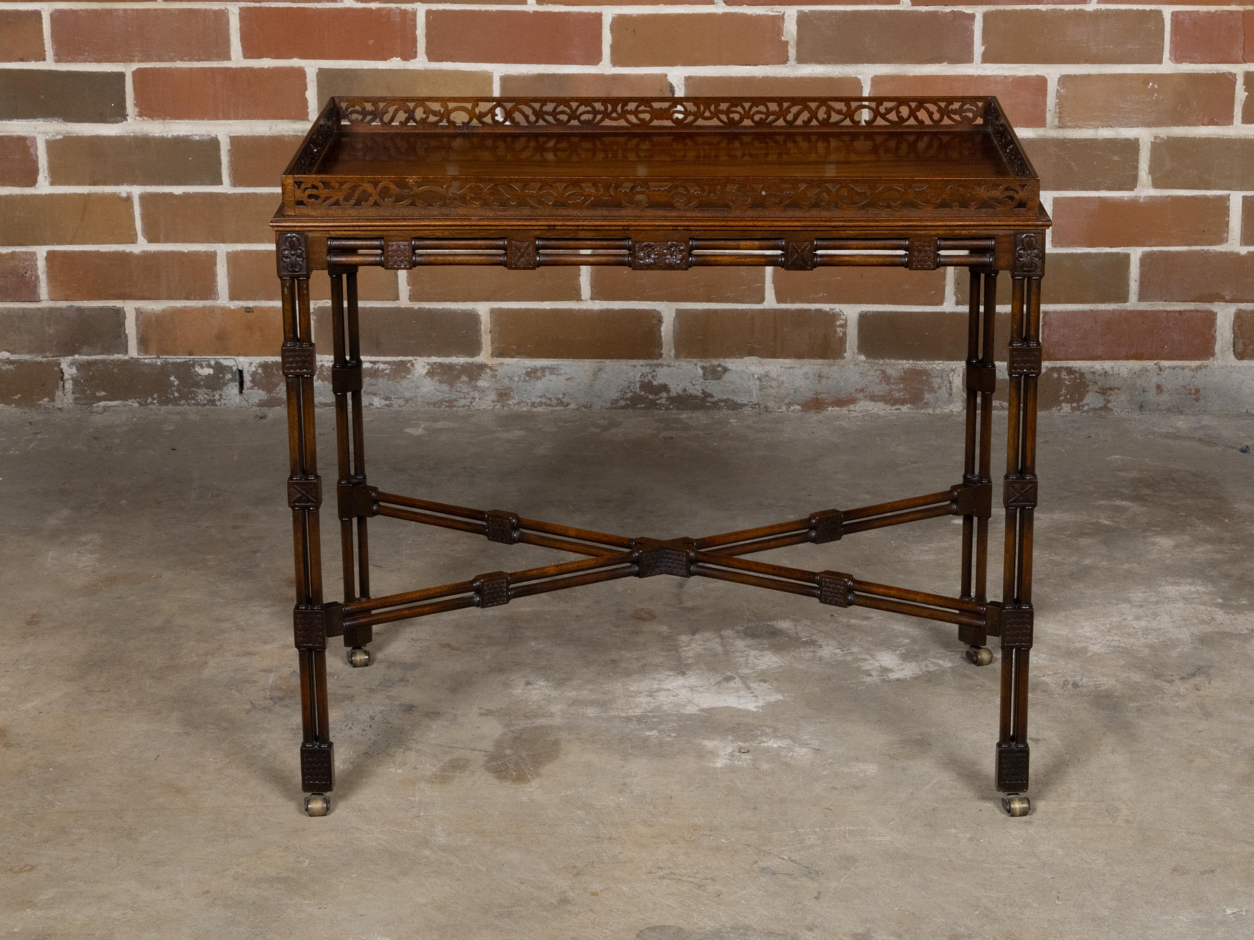 Table d'appoint anglaise du 19ème siècle en acajou et faux bambou avec plateau sculpté en vente 6