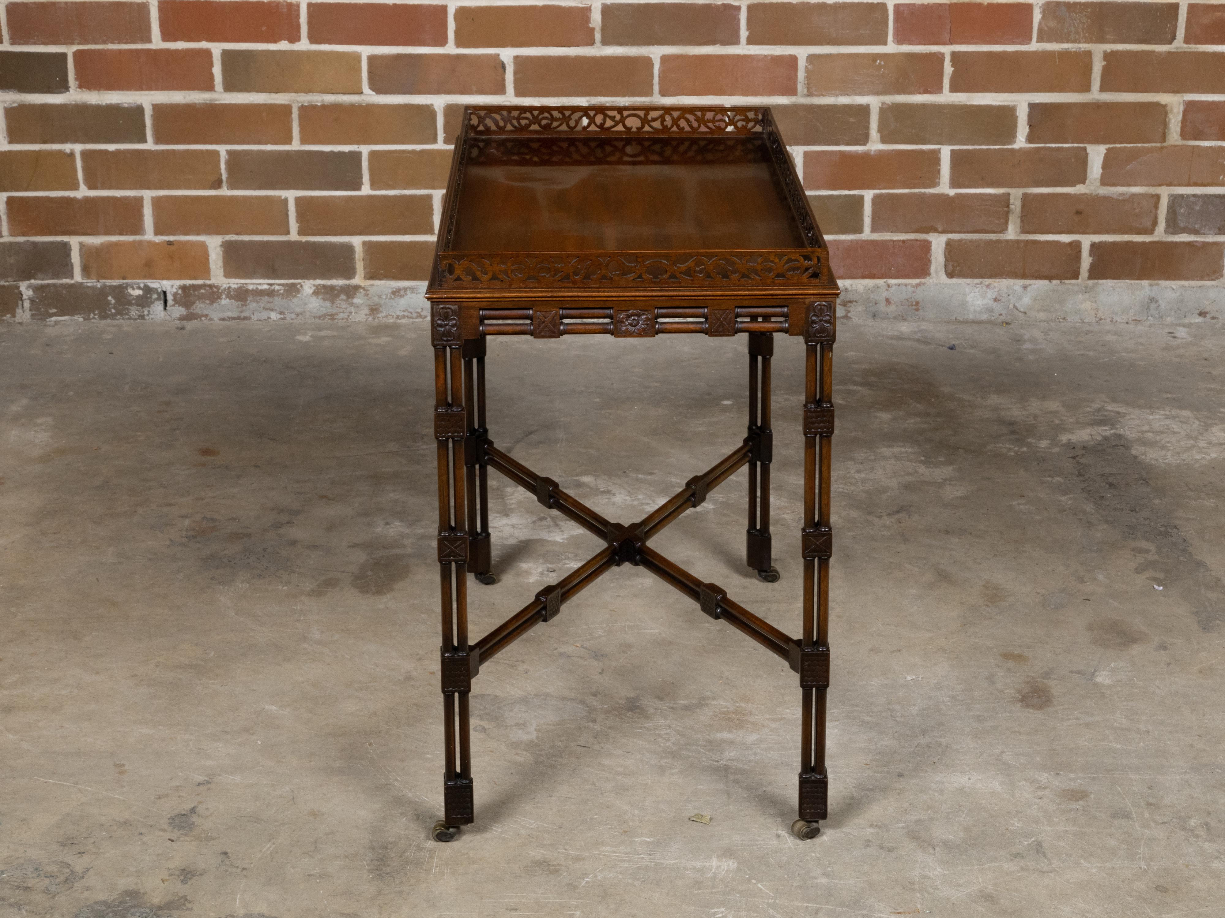Anglais Table d'appoint anglaise du 19ème siècle en acajou et faux bambou avec plateau sculpté en vente