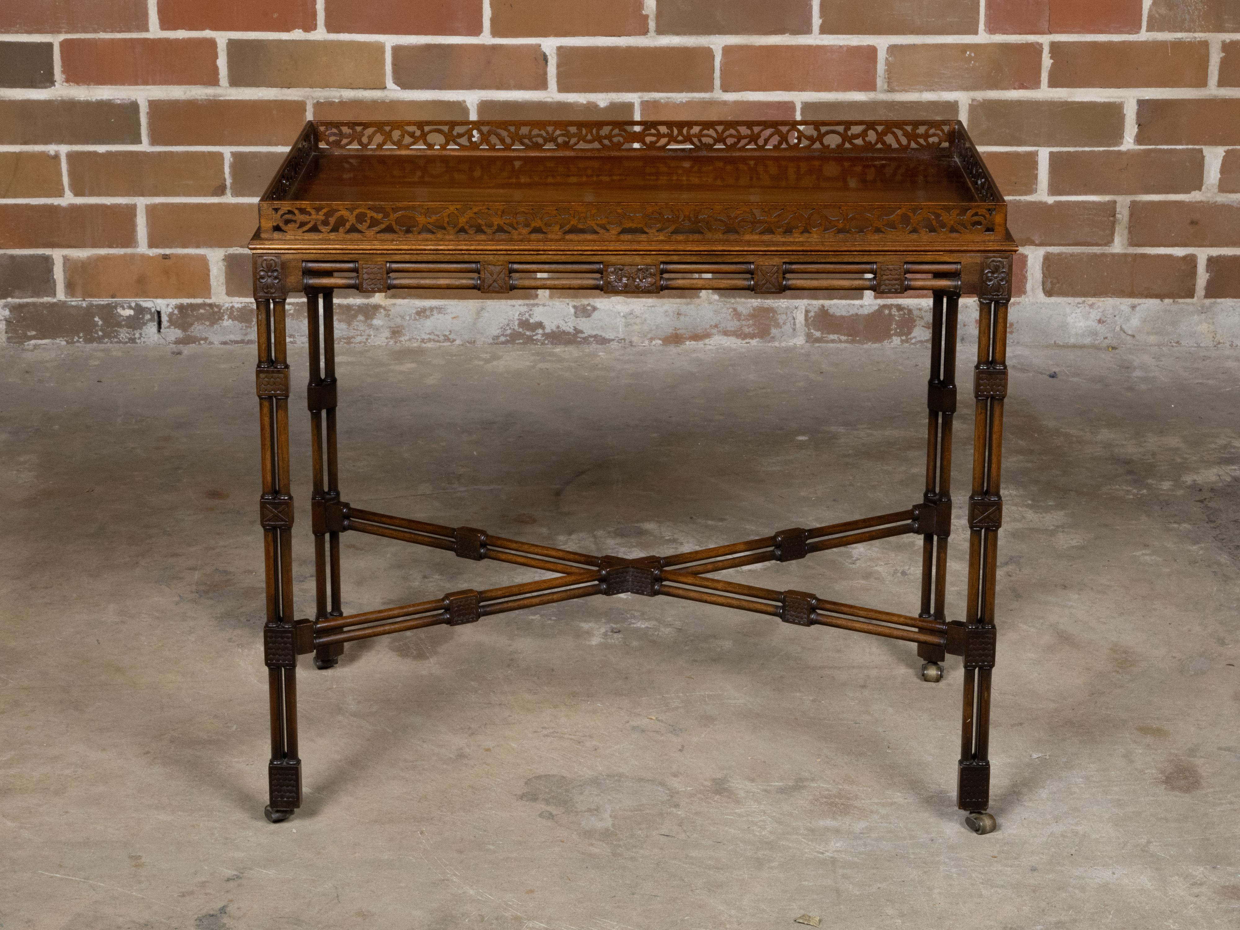 Sculpté Table d'appoint anglaise du 19ème siècle en acajou et faux bambou avec plateau sculpté en vente