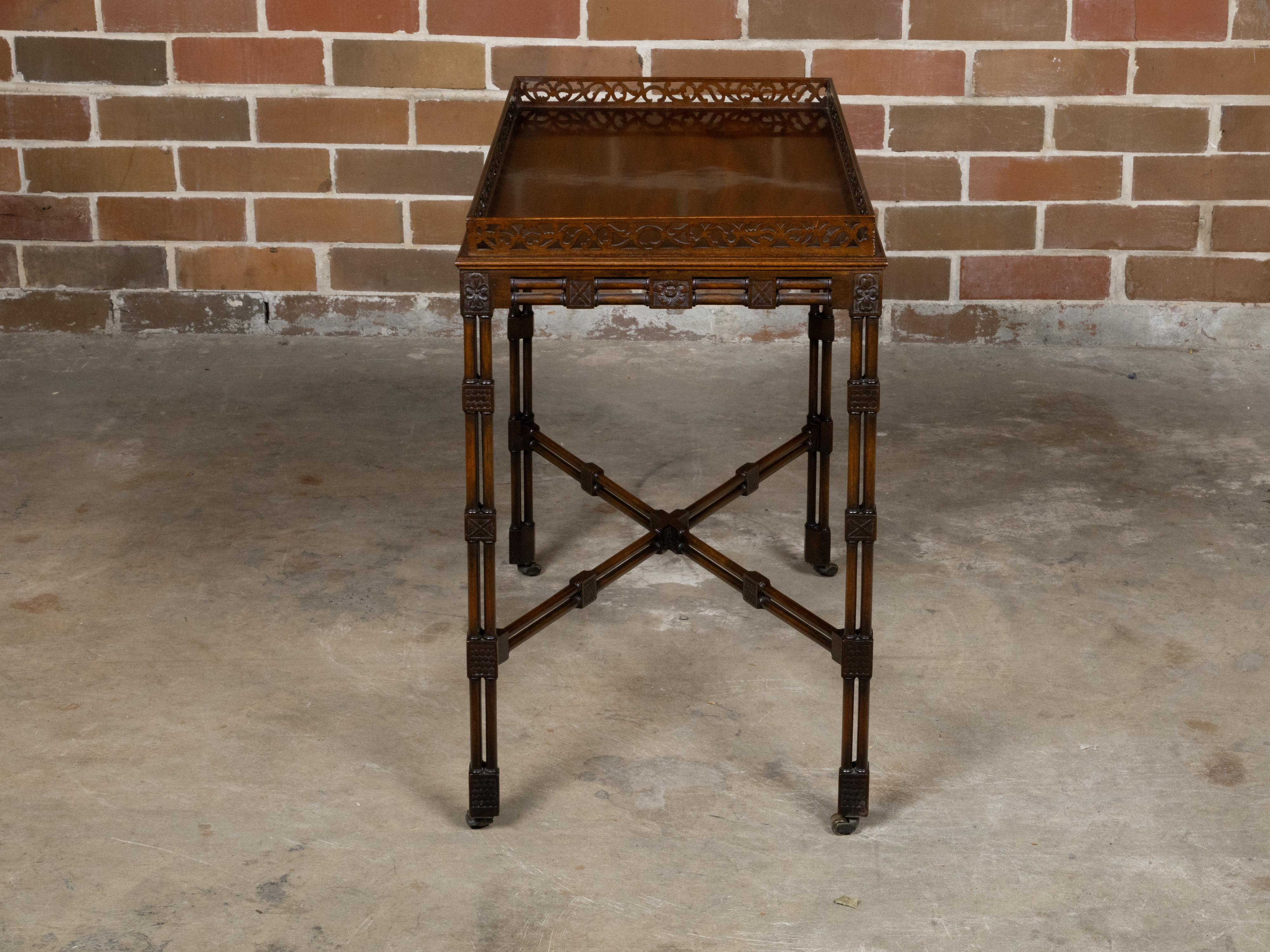 Table d'appoint anglaise du 19ème siècle en acajou et faux bambou avec plateau sculpté Bon état - En vente à Atlanta, GA
