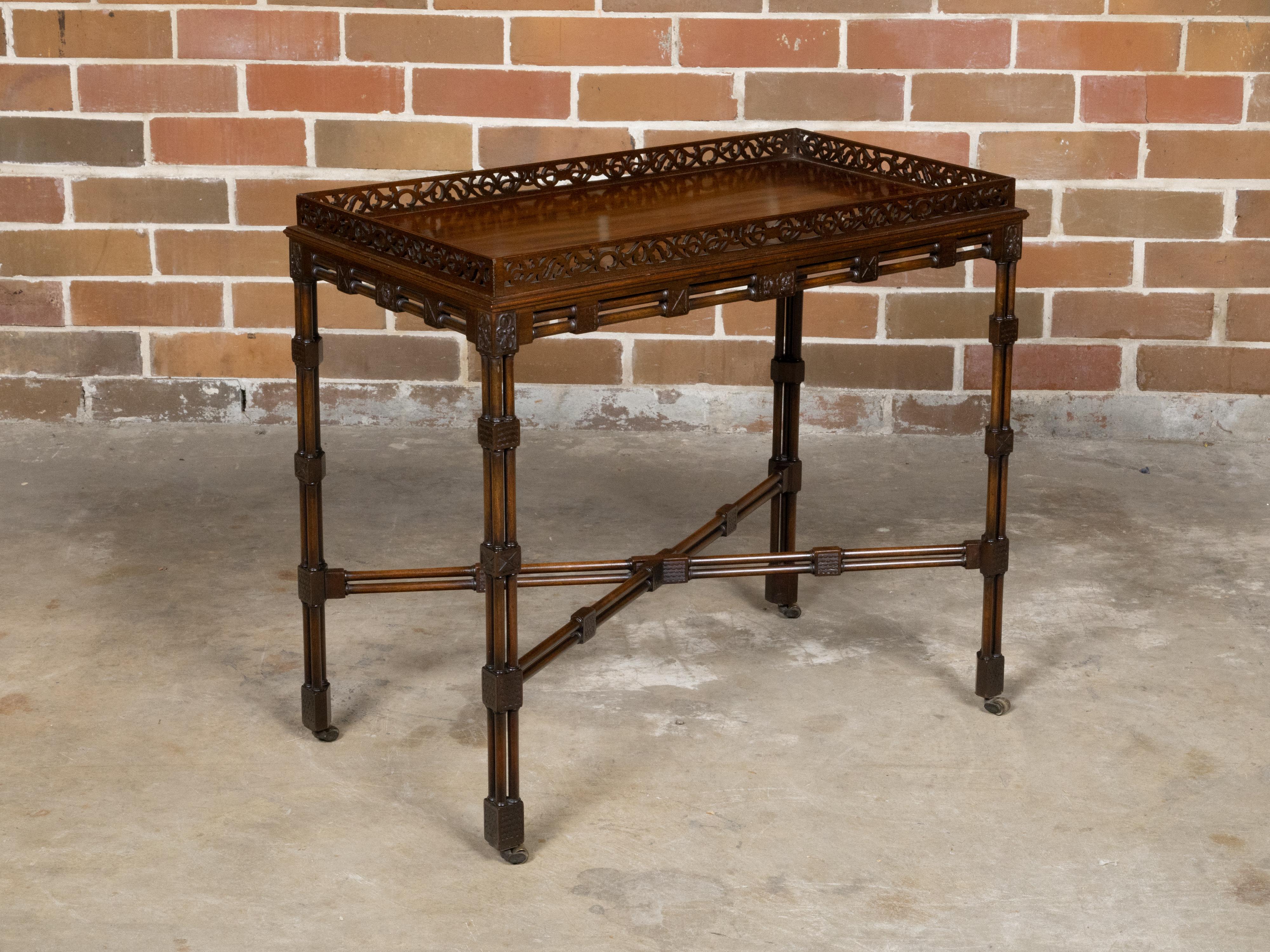 XIXe siècle Table d'appoint anglaise du 19ème siècle en acajou et faux bambou avec plateau sculpté en vente