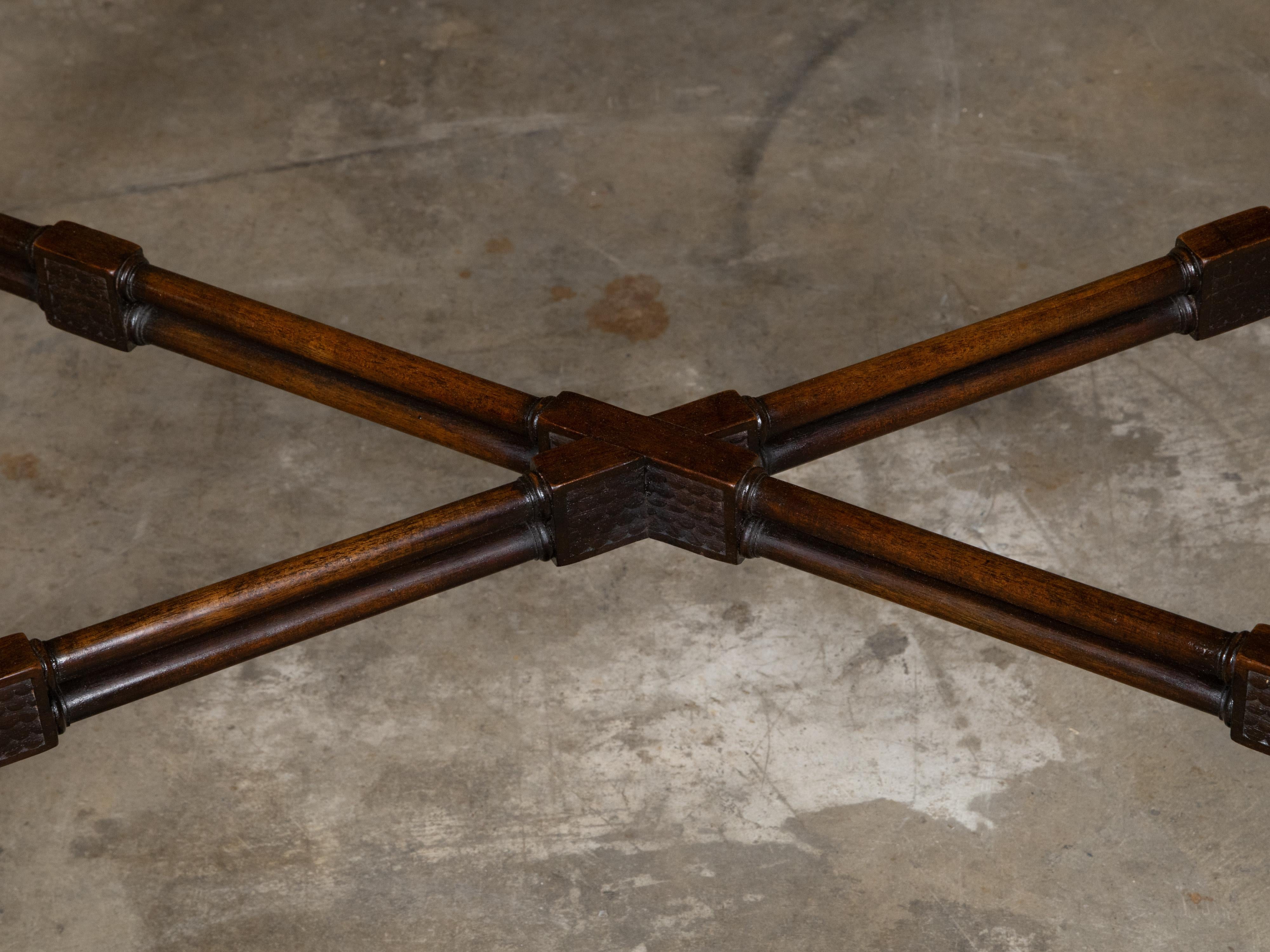 Table d'appoint anglaise du 19ème siècle en acajou et faux bambou avec plateau sculpté en vente 1