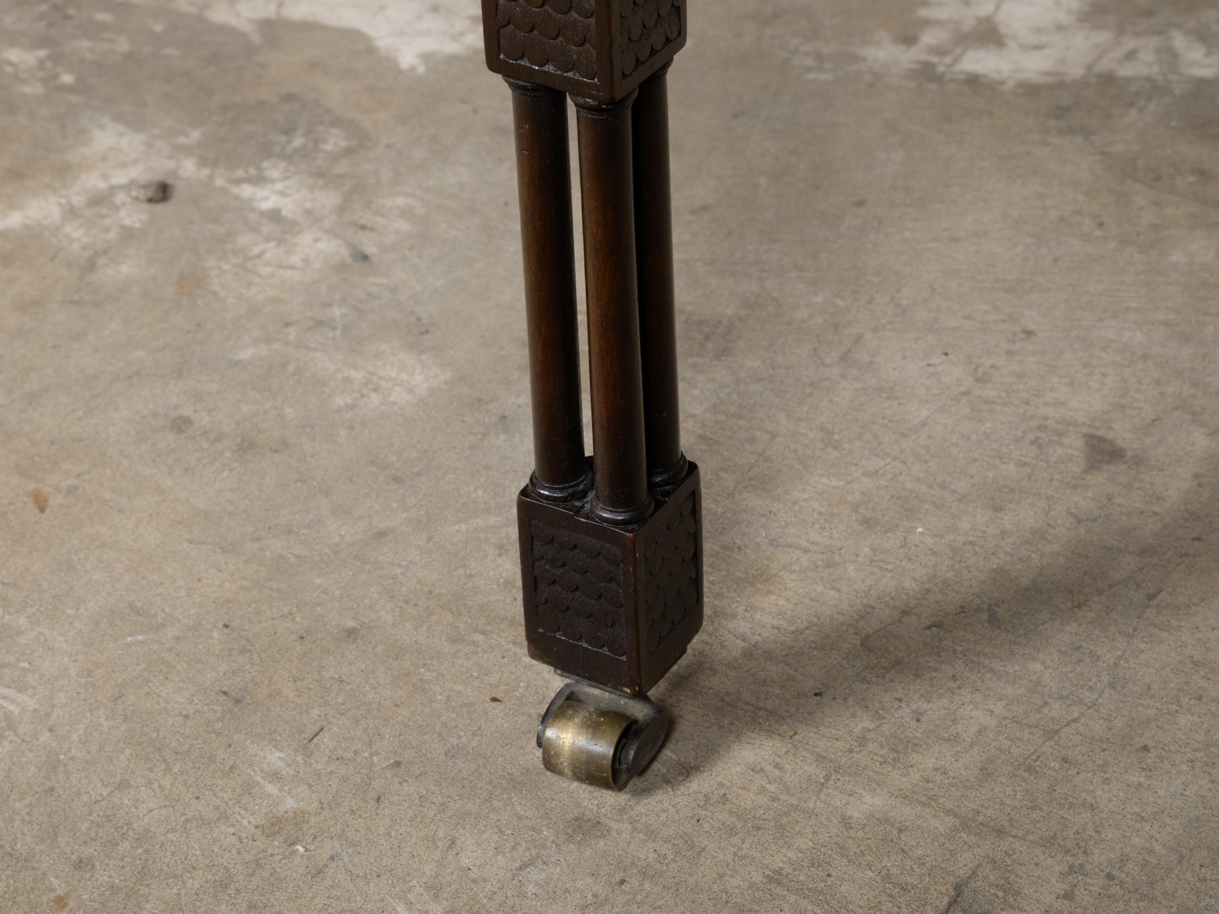 Table d'appoint anglaise du 19ème siècle en acajou et faux bambou avec plateau sculpté en vente 2