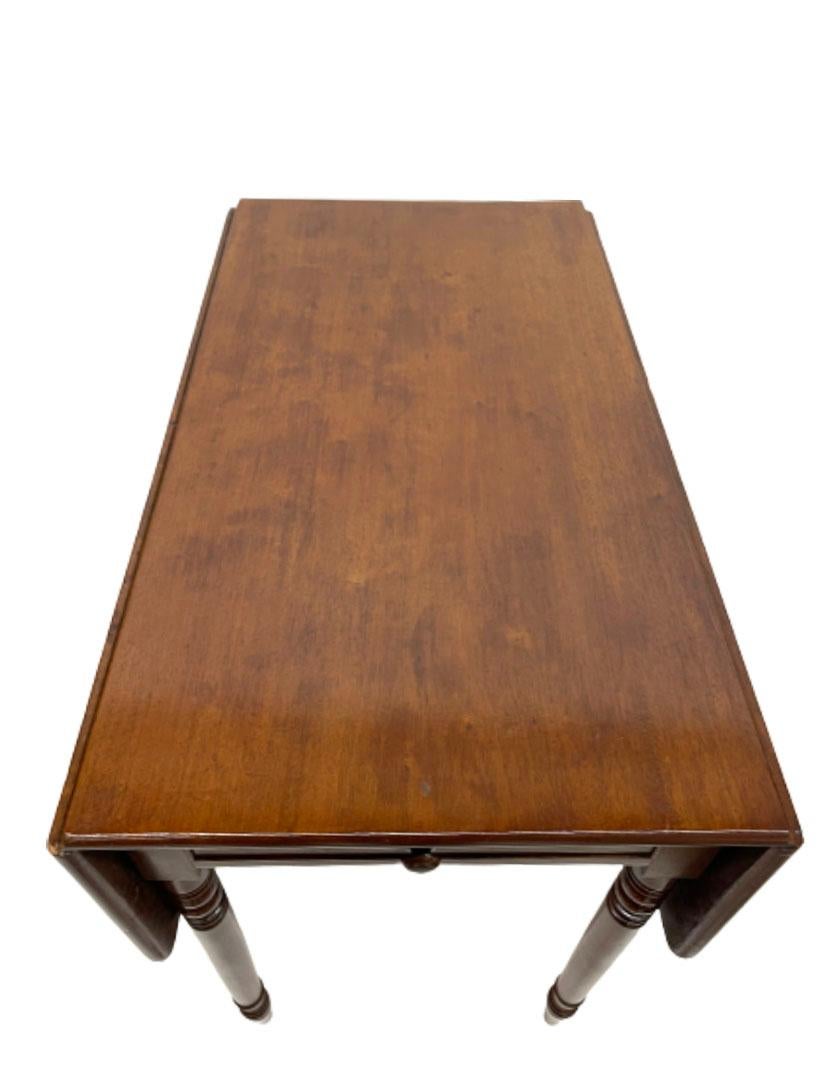 English 19th Century Mahogany Pembroke Table / Side Table For Sale 4