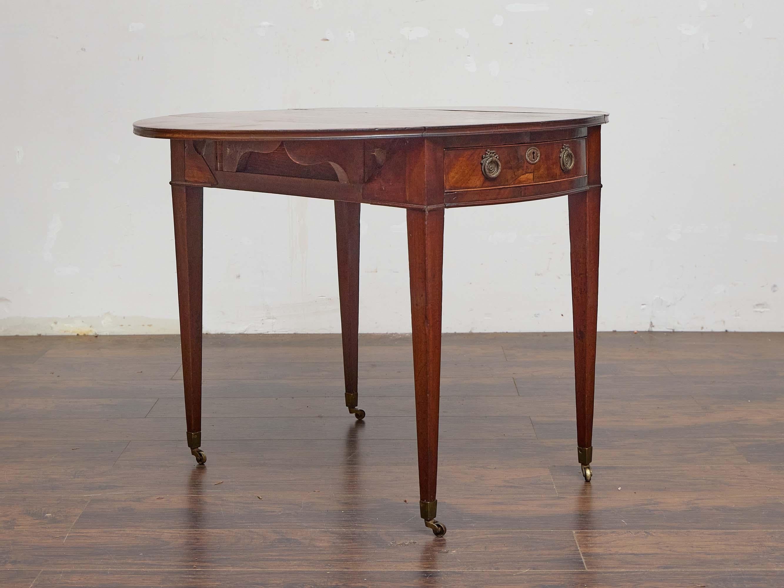 Placage Table Pembroke anglaise du 19e siècle en acajou avec pieds fuselés sur roulettes en vente