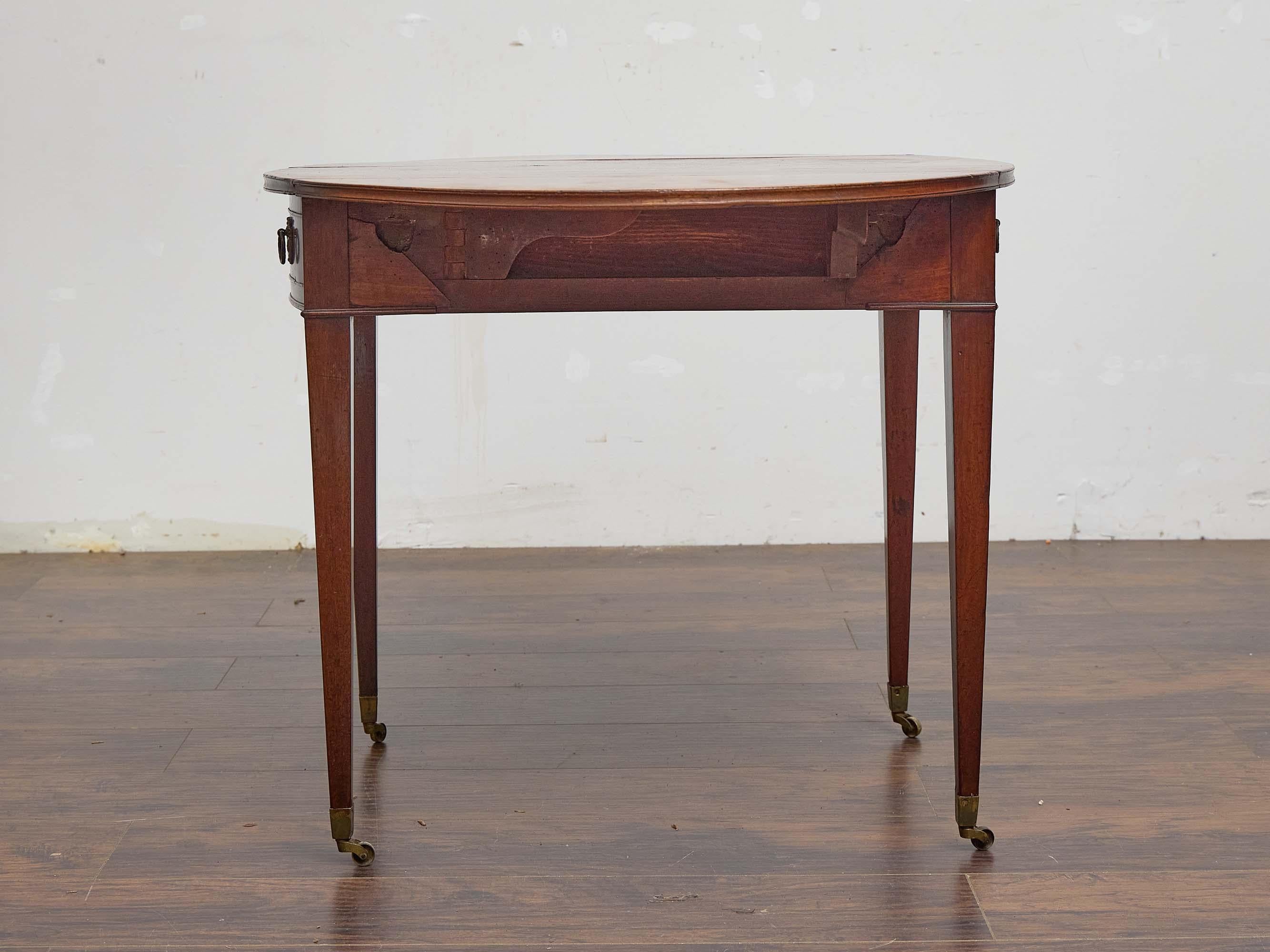 Table Pembroke anglaise du 19e siècle en acajou avec pieds fuselés sur roulettes Bon état - En vente à Atlanta, GA