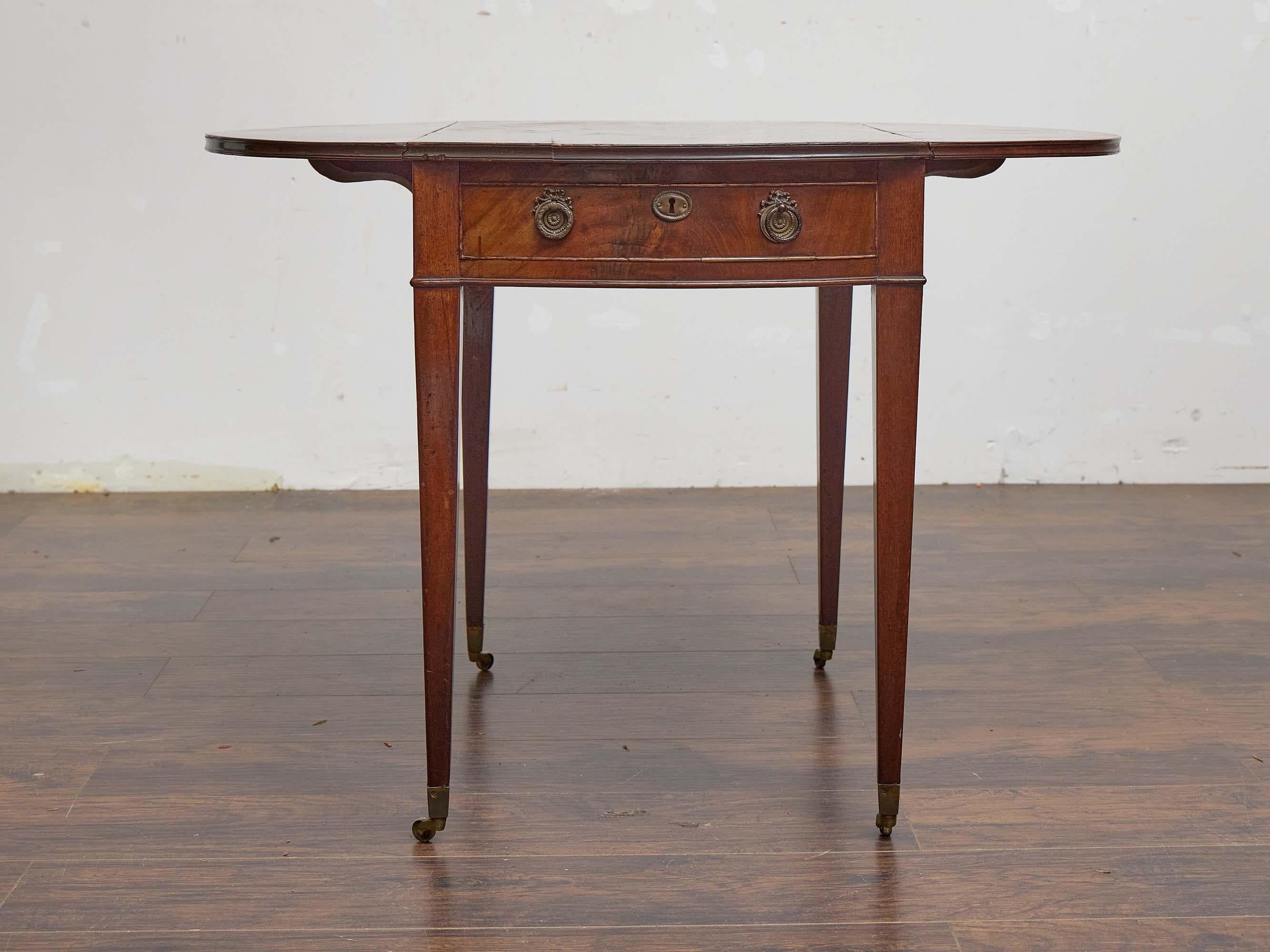 XIXe siècle Table Pembroke anglaise du 19e siècle en acajou avec pieds fuselés sur roulettes en vente