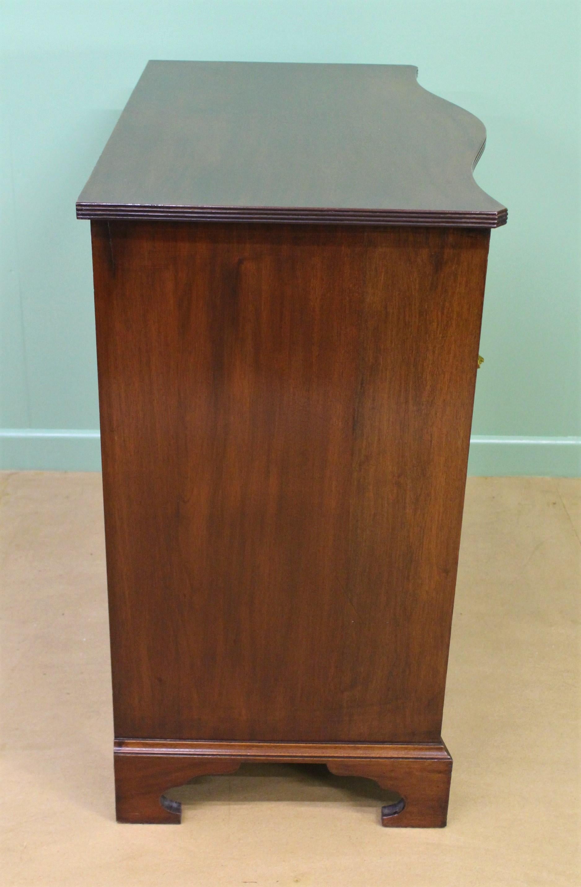 English 19th Century Mahogany Serpentine Chest of Drawers im Angebot 4