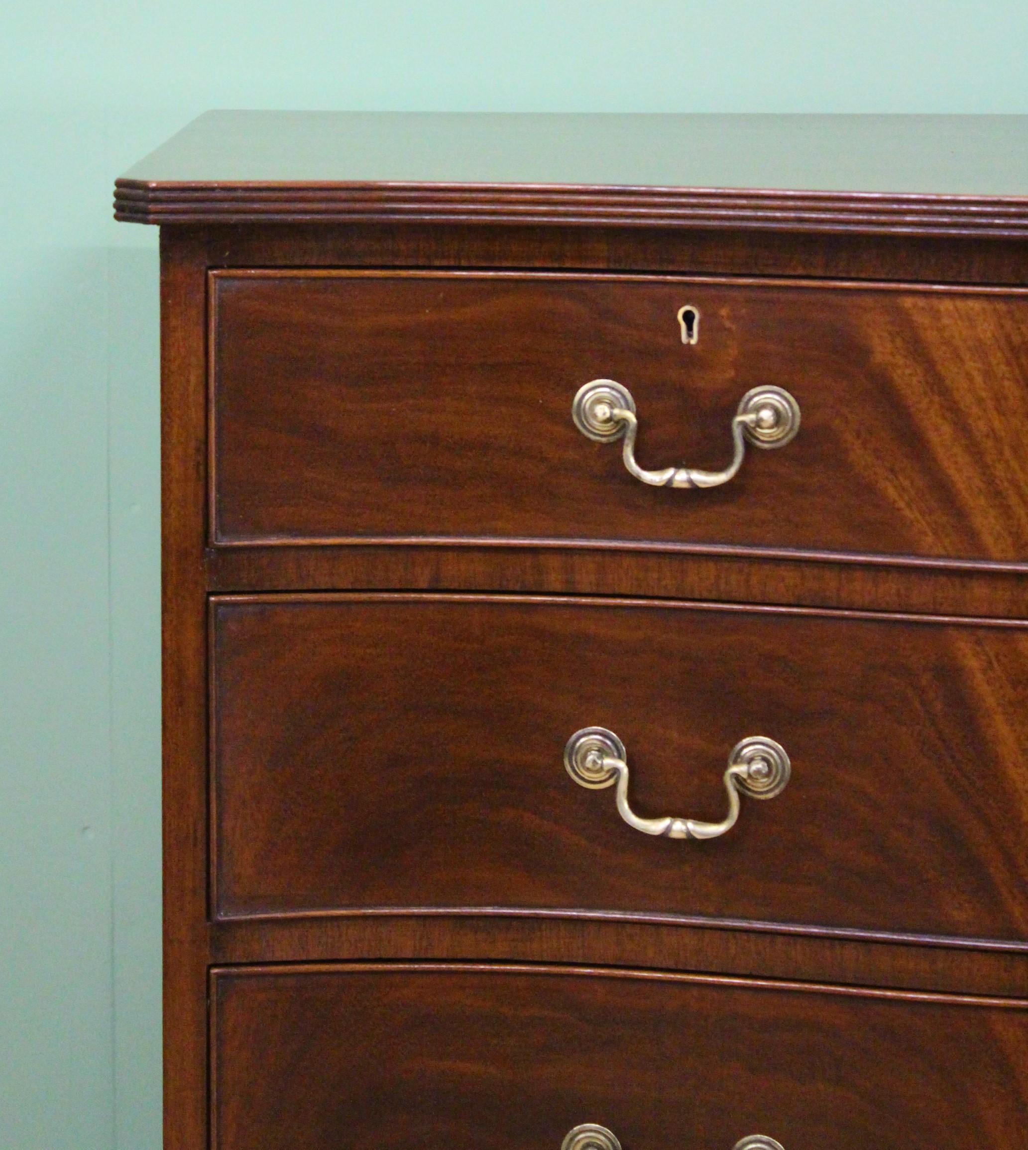 English 19th Century Mahogany Serpentine Chest of Drawers (Englisch) im Angebot