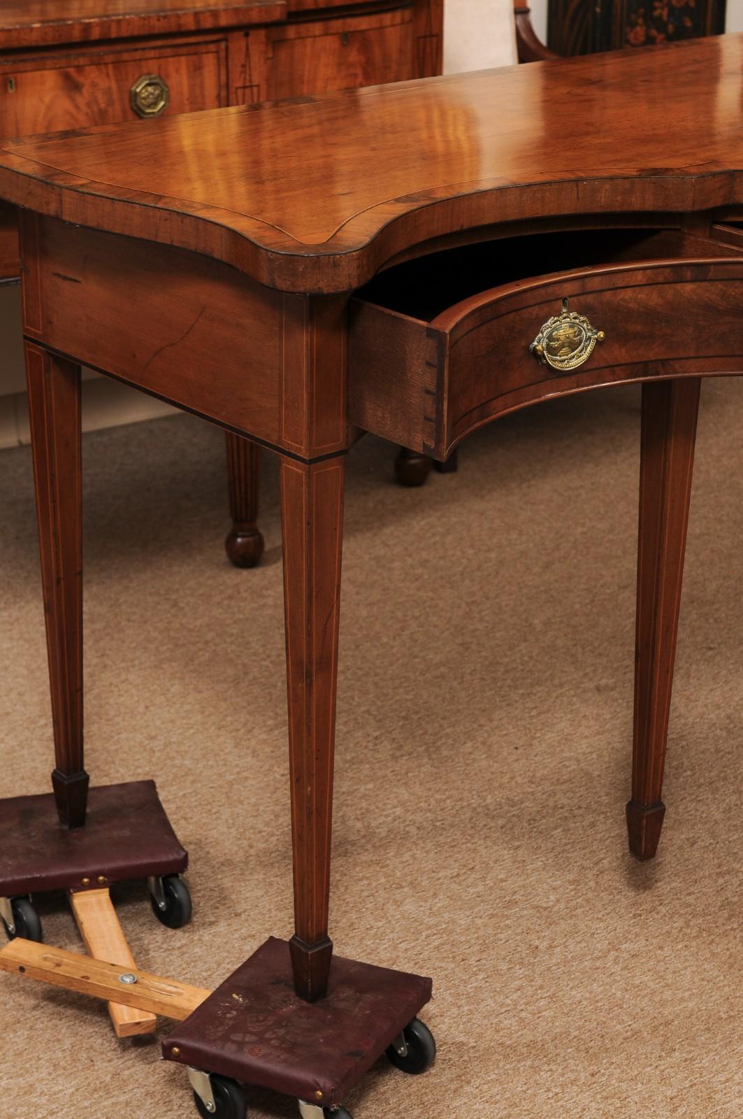 English 19th Century Mahogany Serpentine Front Server Table with 3 Drawers and S For Sale 1