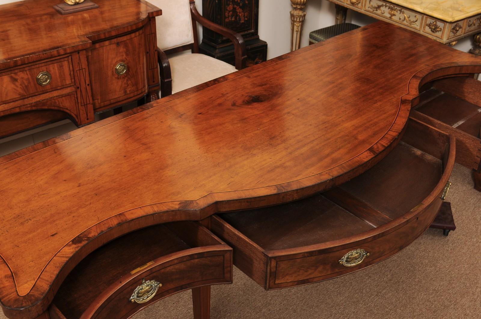 English 19th Century Mahogany Serpentine Front Server Table with 3 Drawers and S For Sale 2