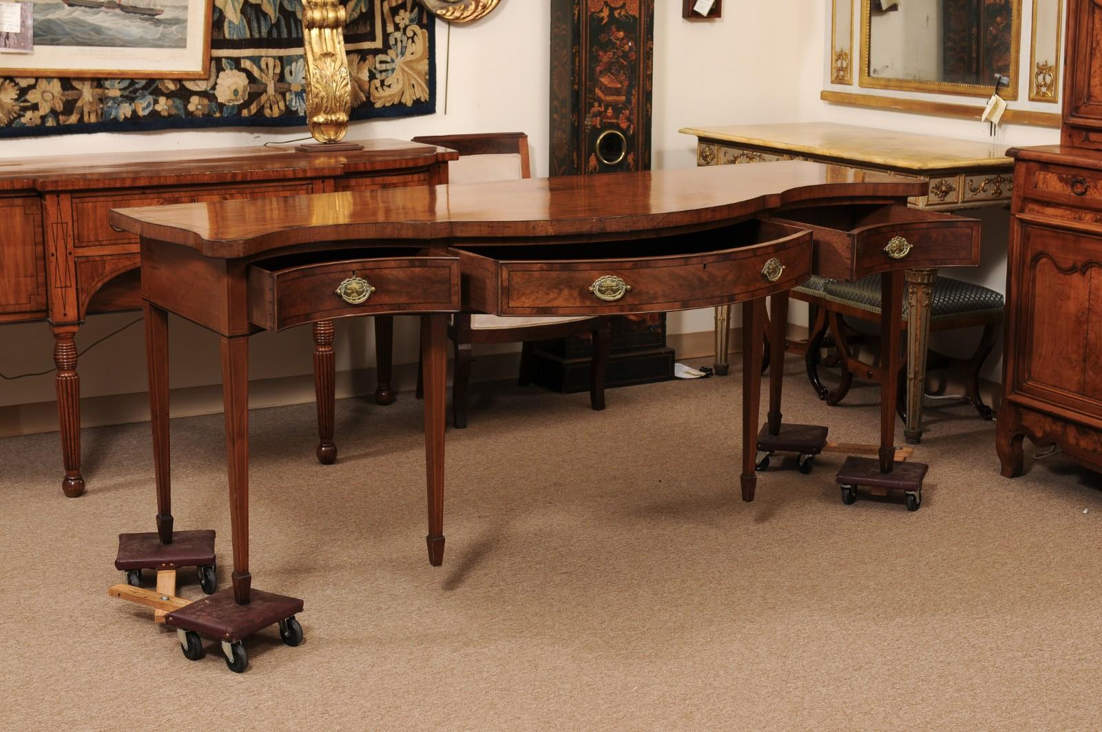 Mesa Servidor Inglesa de Frente Serpentino de Caoba del Siglo XIX con 3 Cajones Inglés en venta
