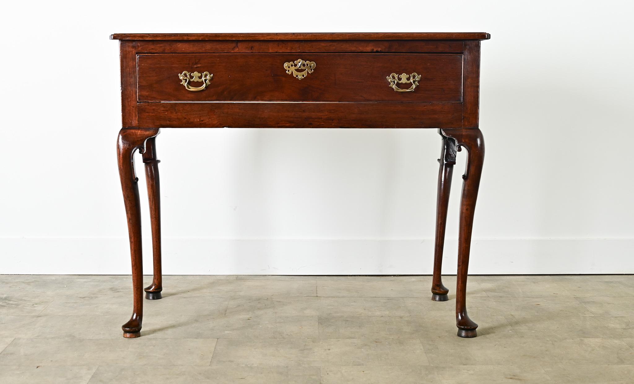 Un mobile basso o credenza in mogano inglese del XIX secolo, con colori e proporzioni sorprendenti, in grado di mantenere un fascino senza tempo in una gamma di gusti d'arredo che vanno dal tradizionale al tradizionale. Il design a un cassetto è