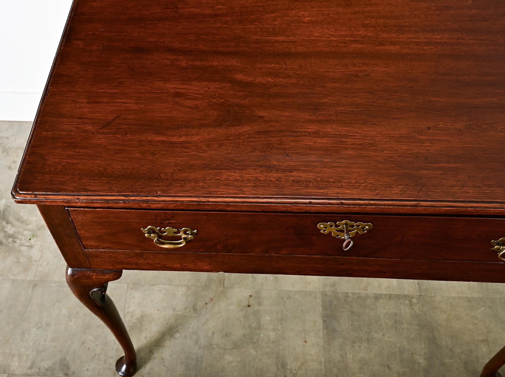 Intagliato Credenza inglese in mogano del XIX secolo in vendita