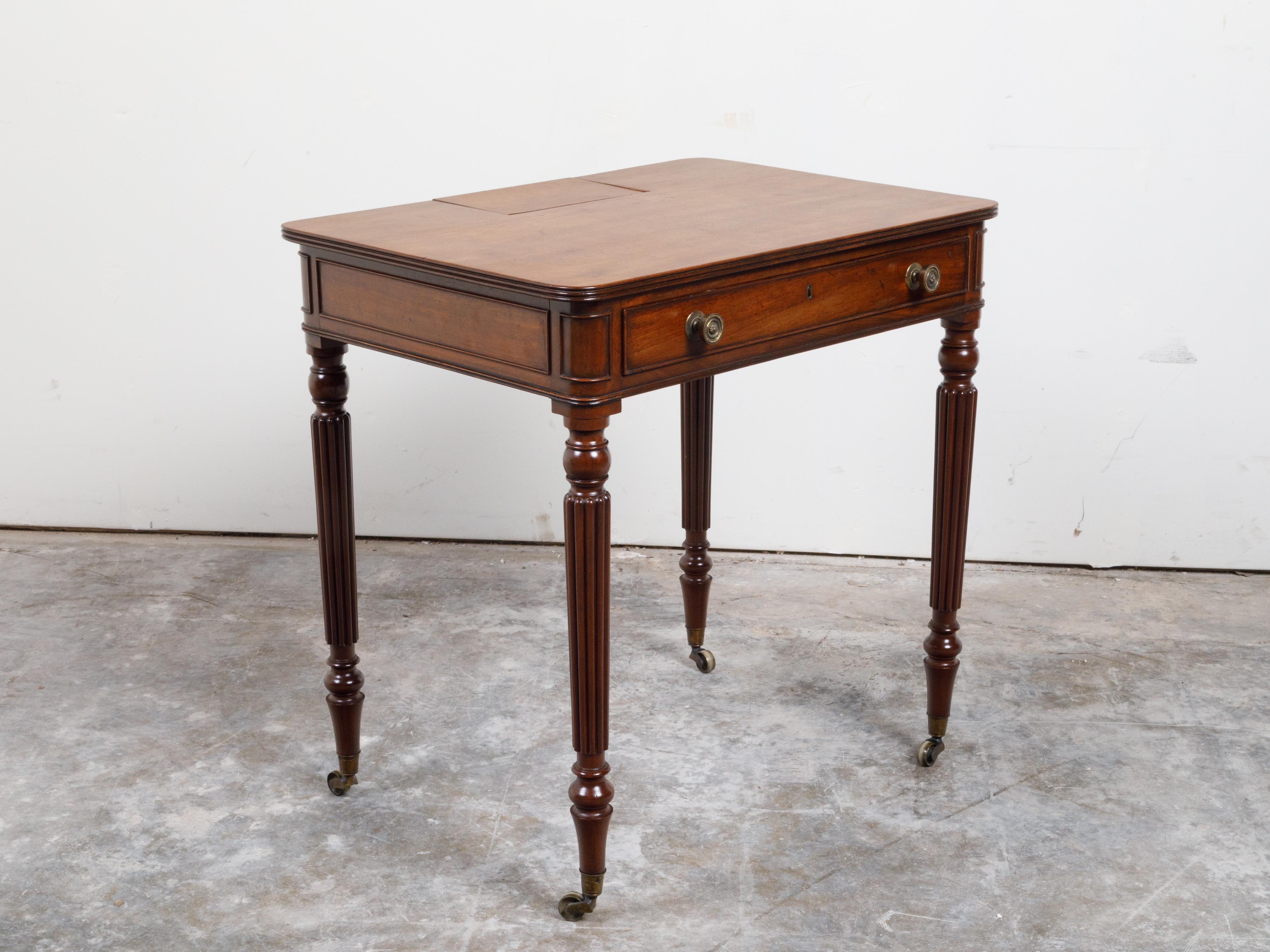 Table anglaise du 19ème siècle en acajou avec compartiment, tiroir et pieds cannelés en vente 4
