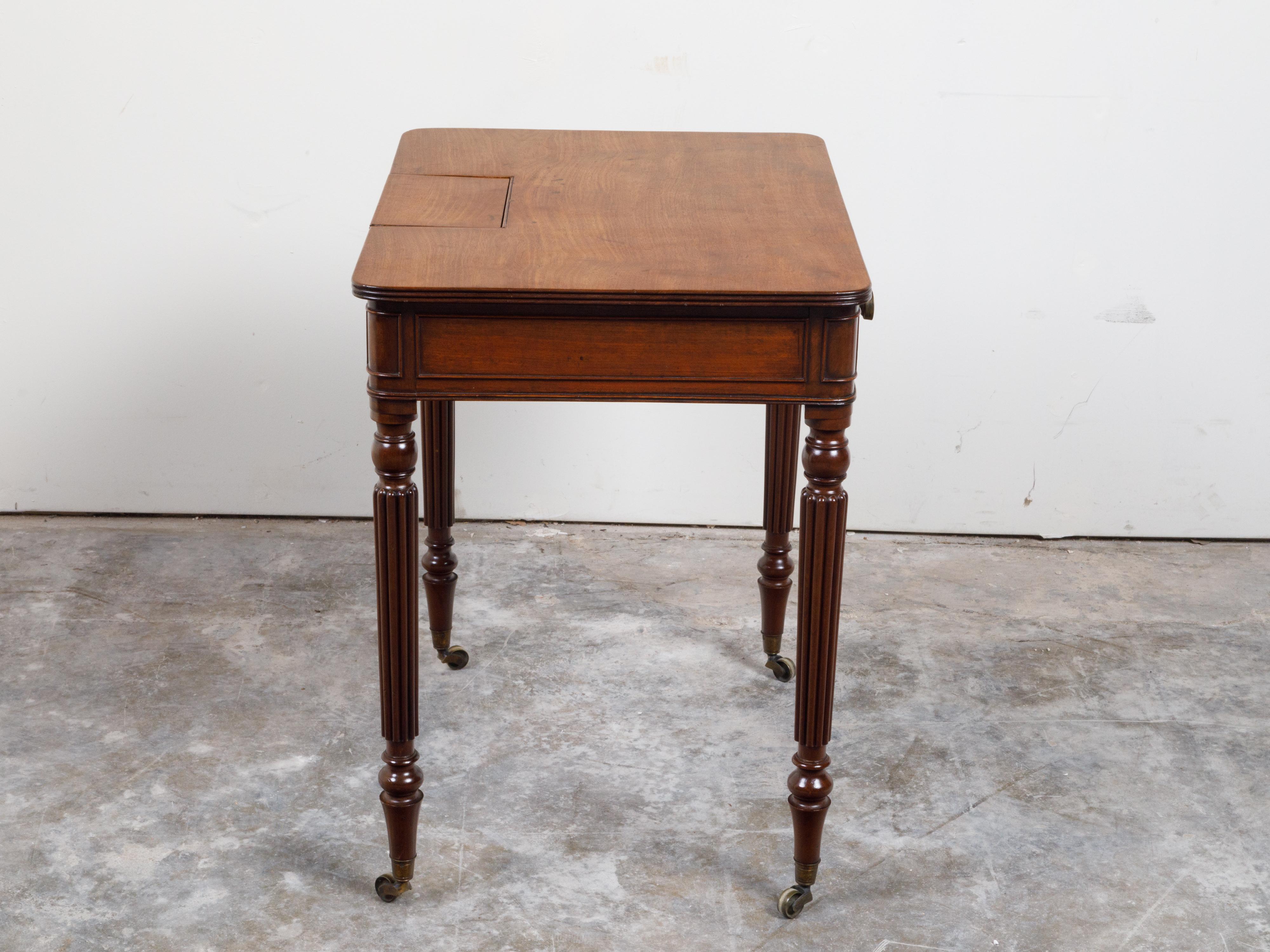 Table anglaise du 19ème siècle en acajou avec compartiment, tiroir et pieds cannelés en vente 5