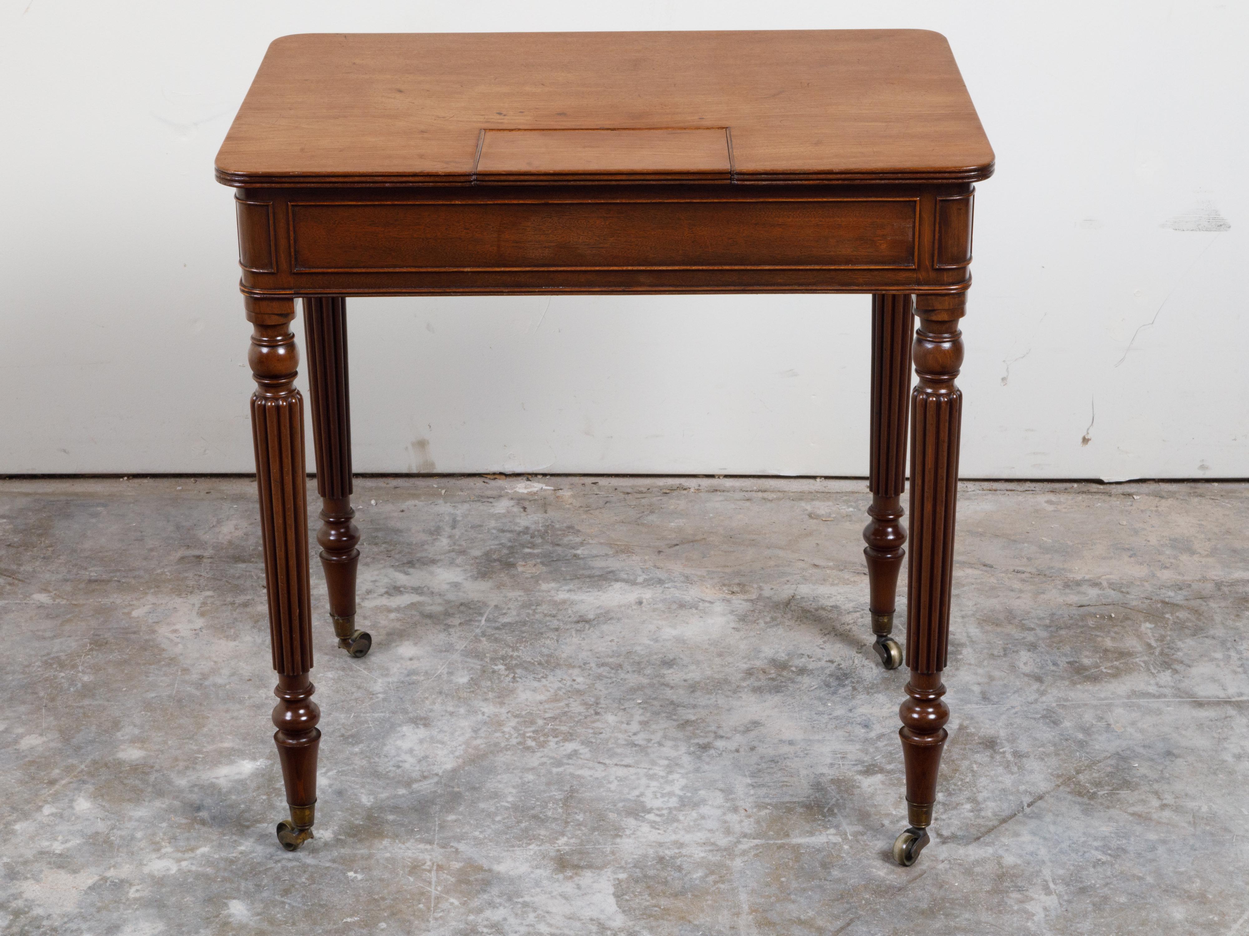 Table anglaise du 19ème siècle en acajou avec compartiment, tiroir et pieds cannelés en vente 7